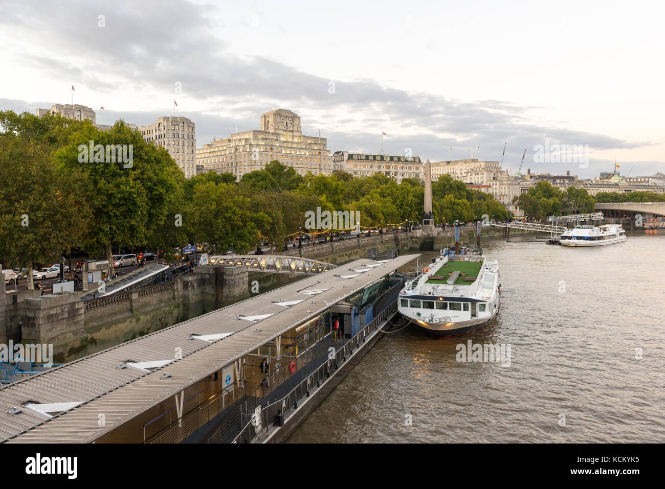 À l'Est, vers Victoria Embankment et l'hôtel Savoy de Hungerford Bridge sur la Tamise, Londres, Angleterre, Royaume-Uni Banque D'Images