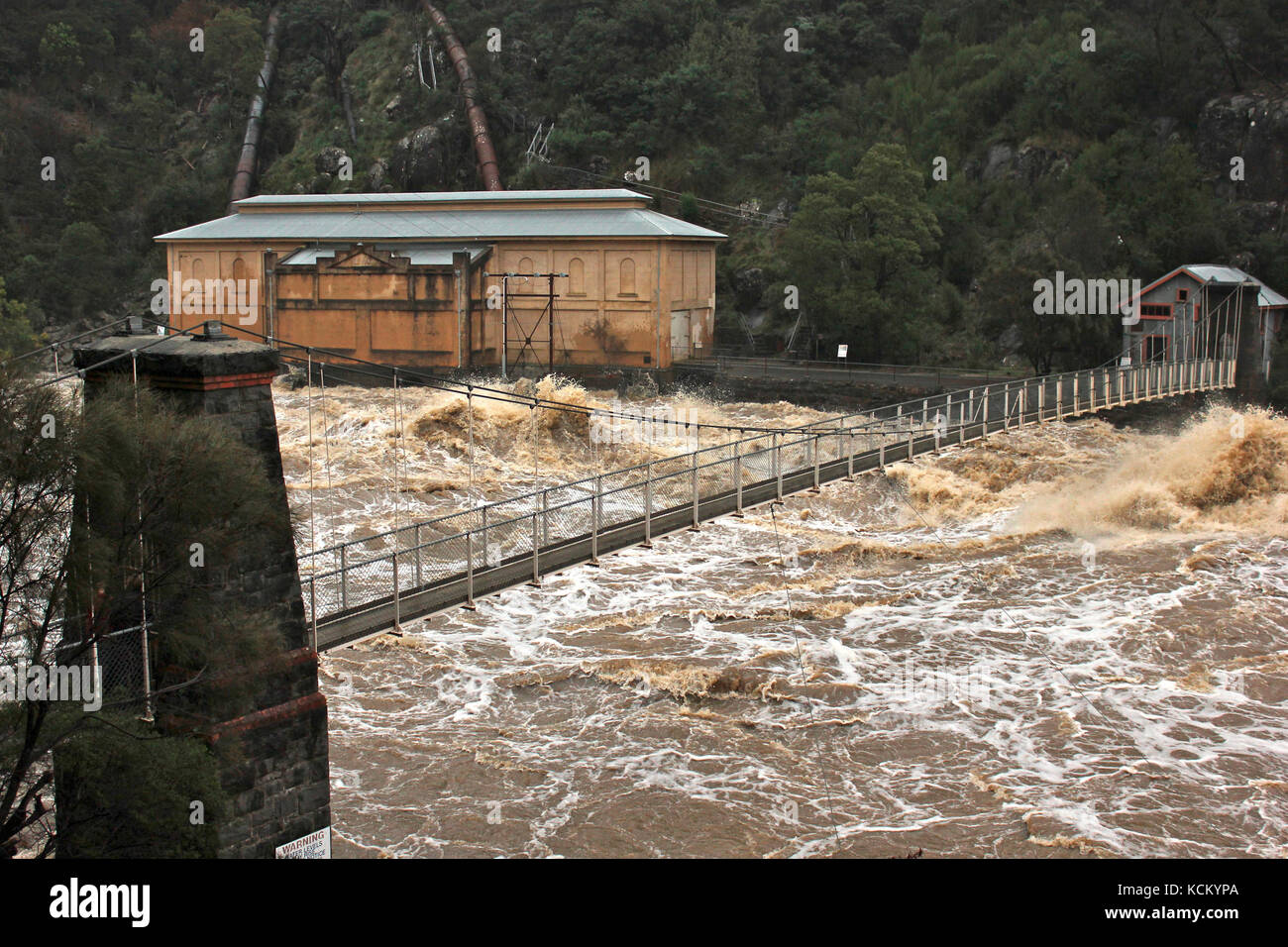 South Esk River en crue passant par Duck Reach. Cataract gorge, Launceston, Tasmanie, Australie Banque D'Images