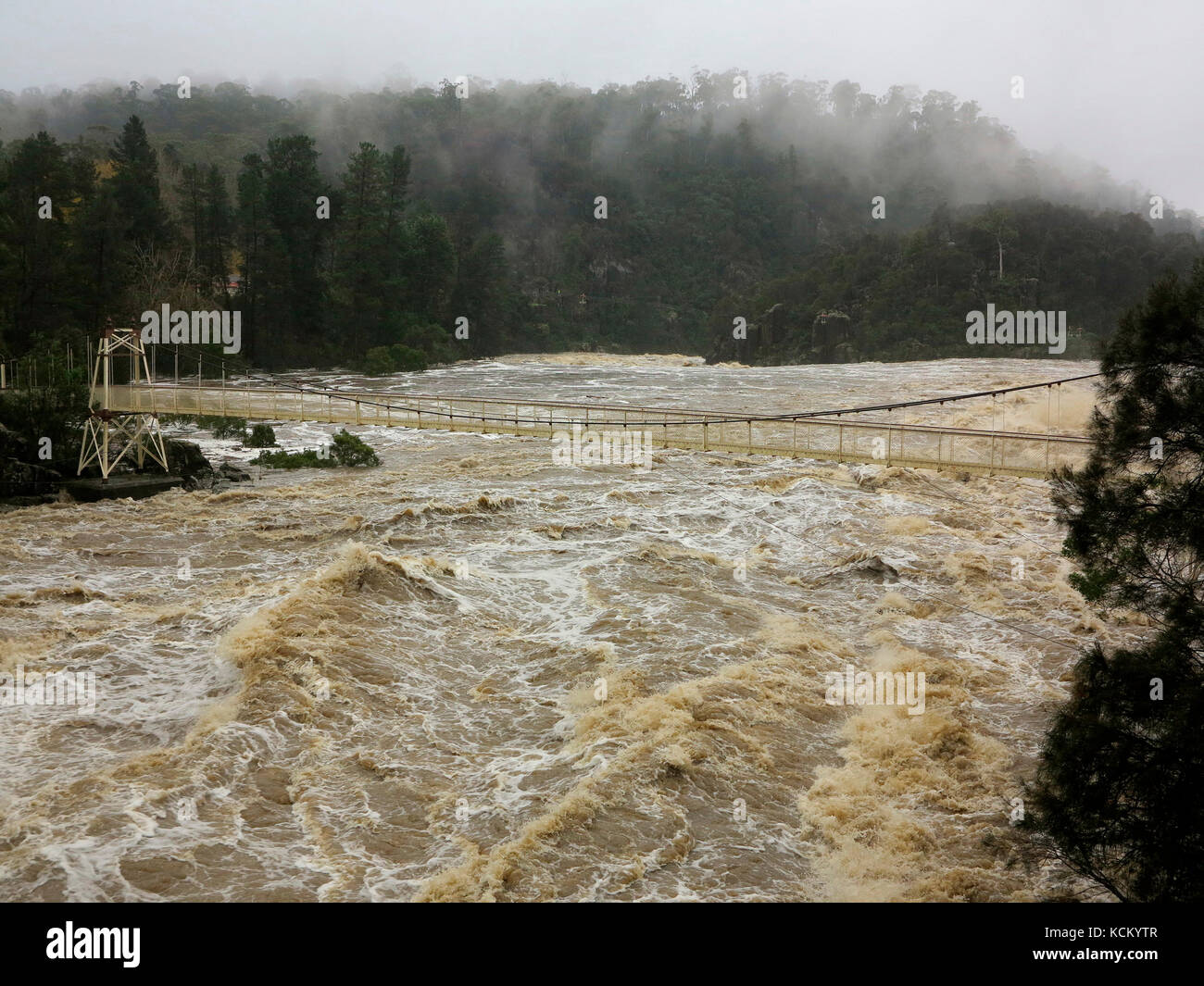 La rivière South Esk en crue et le pont suspendu du bassin First presque sous l'eau. Cataract gorge, Launceston, Tasmanie, Australie Banque D'Images