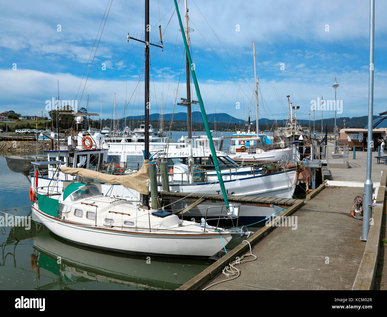 Triabunna Wharf dans un port qui, une fois, s'est occupé des exportations de copeaux de bois. Côte est de Tasmanie, Australie Banque D'Images