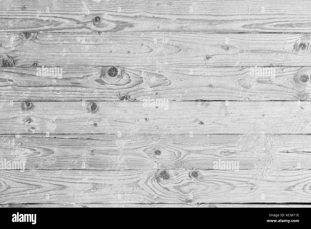 Plage de sable avec promenade en bois, vu du dessus, l'arrière-plan en noir et blanc. Banque D'Images