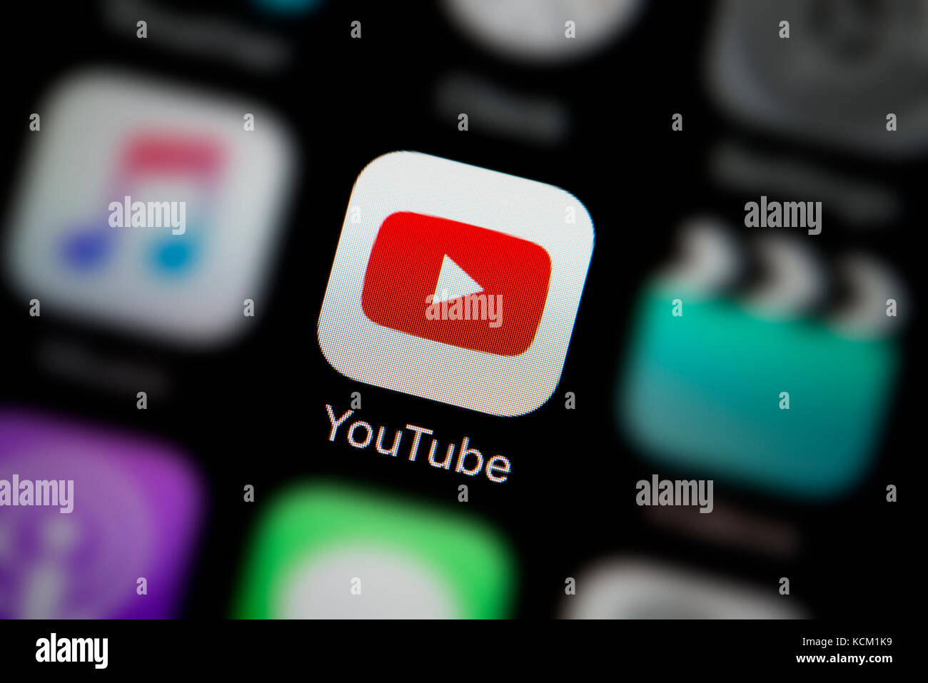 Un gros plan sur le logo de l'entreprise représentant l'icône de l'application YouTube, comme on le voit sur l'écran d'un téléphone intelligent (usage éditorial uniquement) Banque D'Images