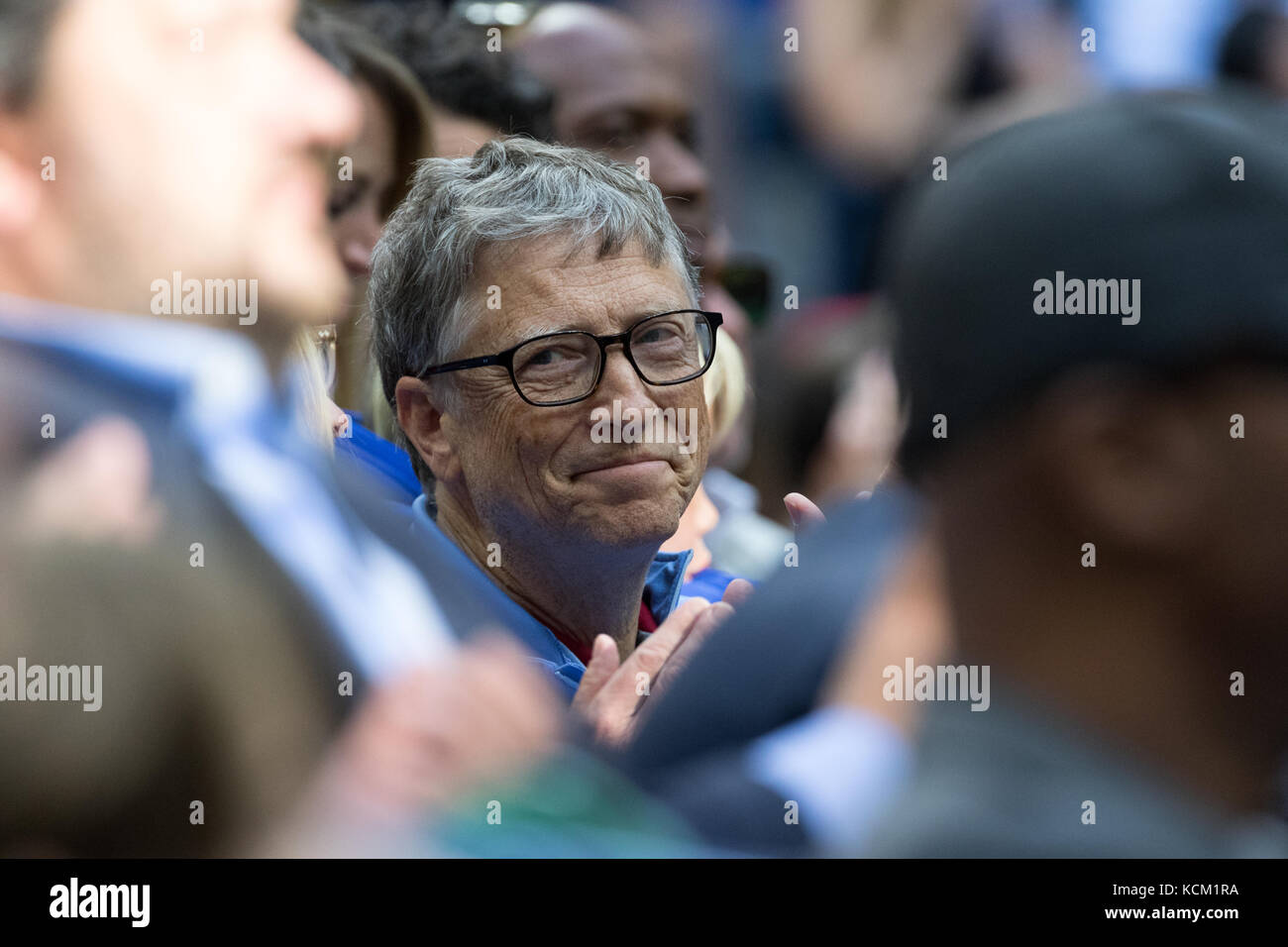 Bill Gates en regardant les hommes demi-finales à l'us open 2017 tennis championships. Banque D'Images