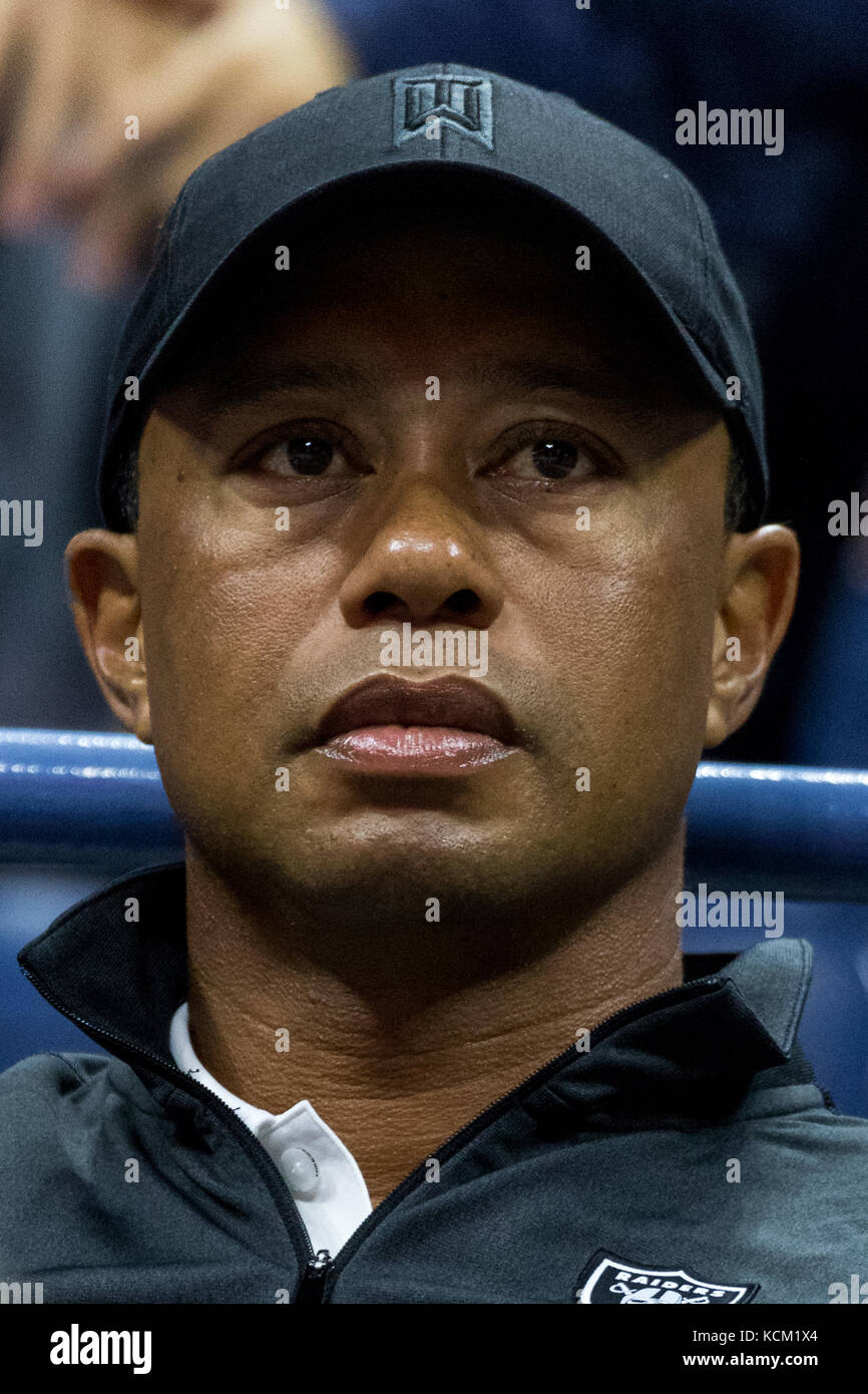 Tiger Woods en regardant les hommes demi-finales à l'us open 2017 tennis championships. Banque D'Images