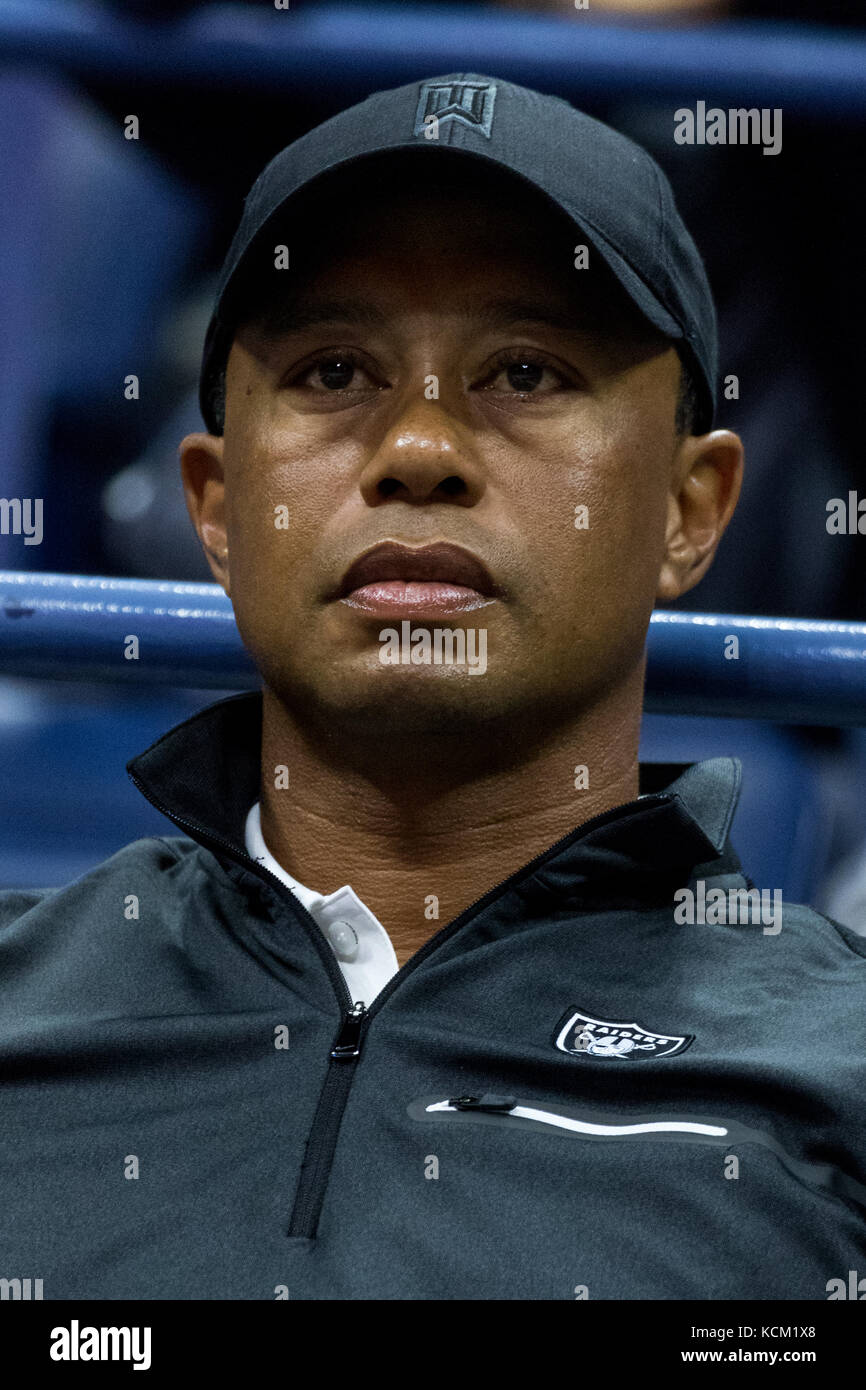 Tiger Woods en regardant les hommes demi-finales à l'us open 2017 tennis championships. Banque D'Images