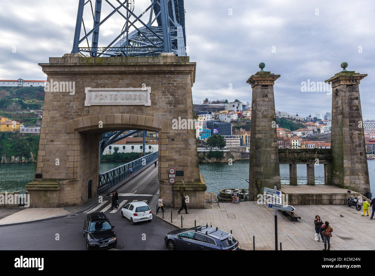Vestiges de Pensil pont flottant à côté de Pont Dom Luis I dans la ville de Porto sur la péninsule ibérique, deuxième plus grande ville du Portugal Banque D'Images