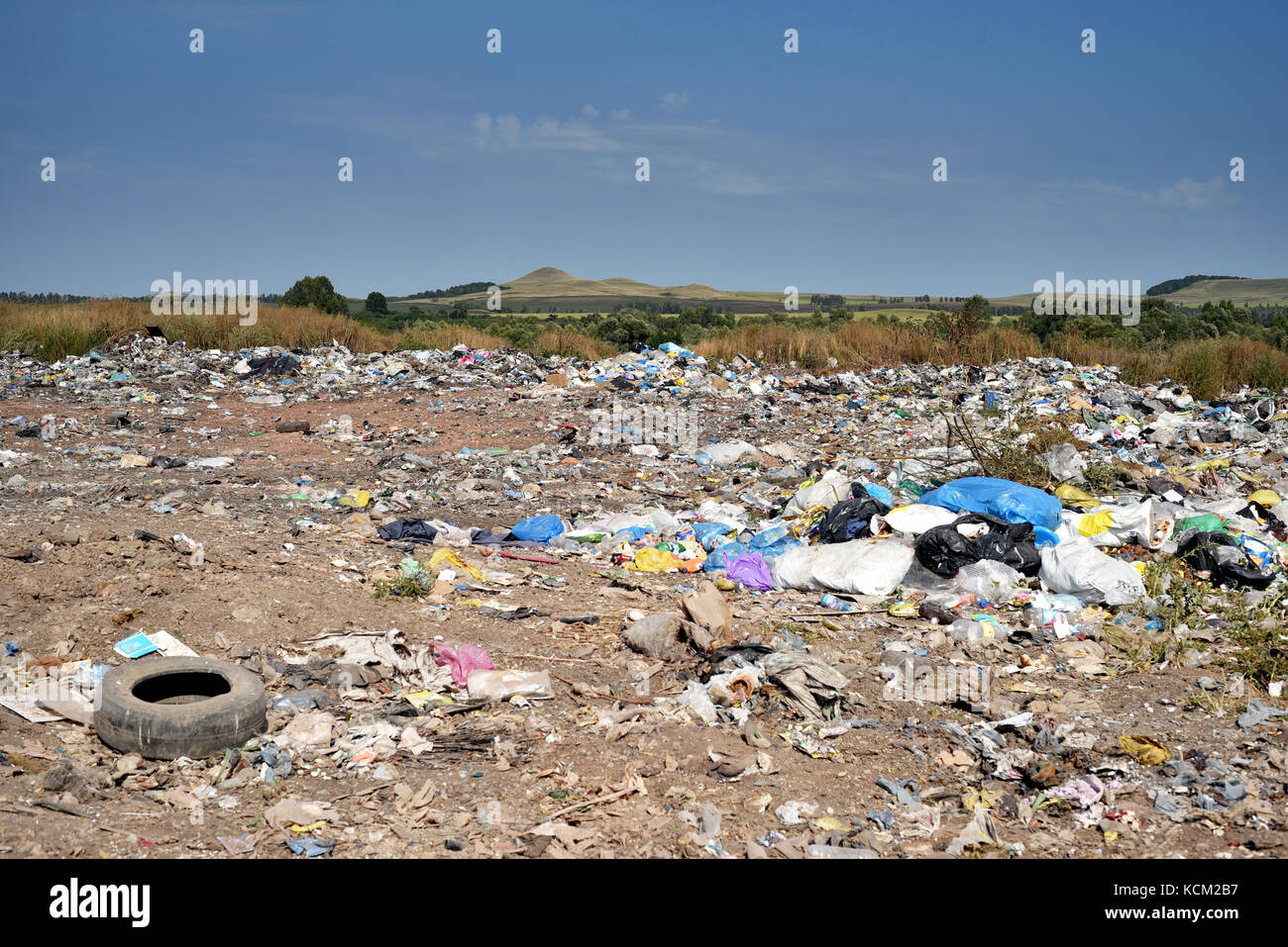 Site d'enfouissement de déchets typique considéré comme le meilleur moyen de l'élimination des déchets domestiques au 21e siècle Banque D'Images