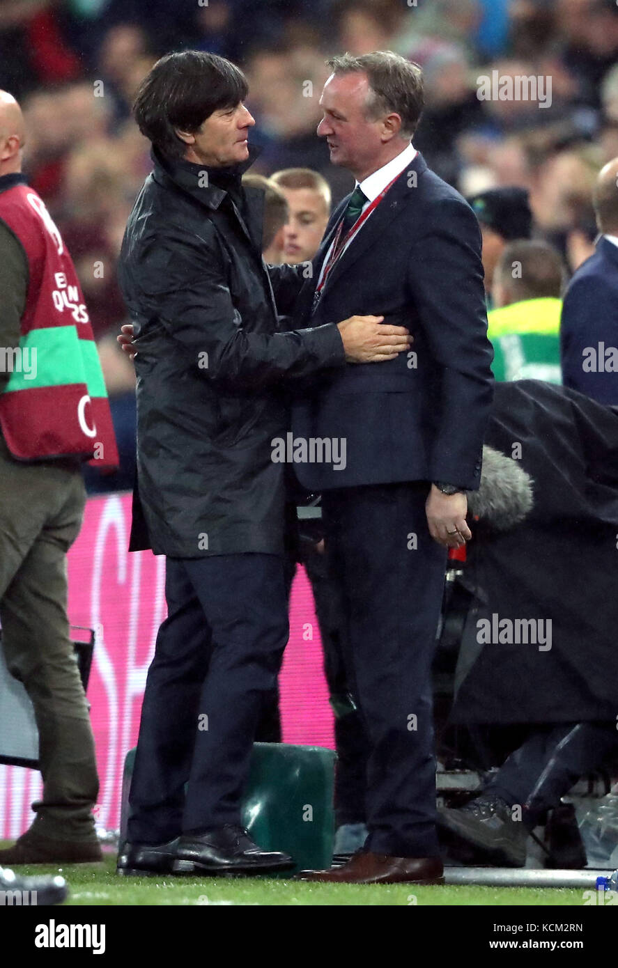 Michael O'Neill, directeur de l'Irlande du Nord (à droite) et Joachim Low, directeur de l'Allemagne, après la qualification à la coupe du monde de la FIFA 2018, match du groupe C à Windsor Park, Belfast. Banque D'Images