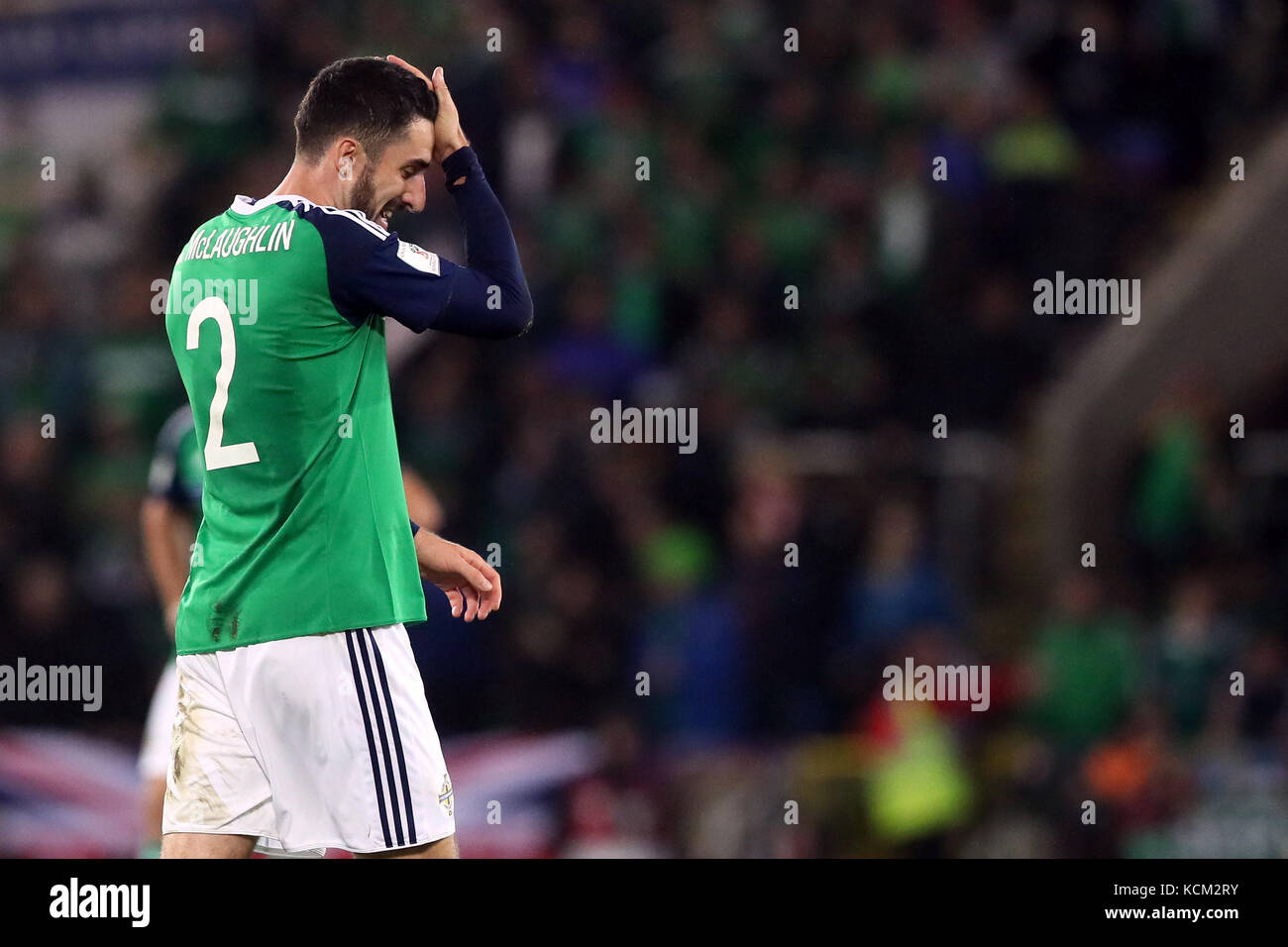 Le conor McLaughlin d'Irlande du Nord réagit après avoir concédé un but lors du match du groupe C de la coupe du monde de la FIFA 2018 à Windsor Park, Belfast. Banque D'Images