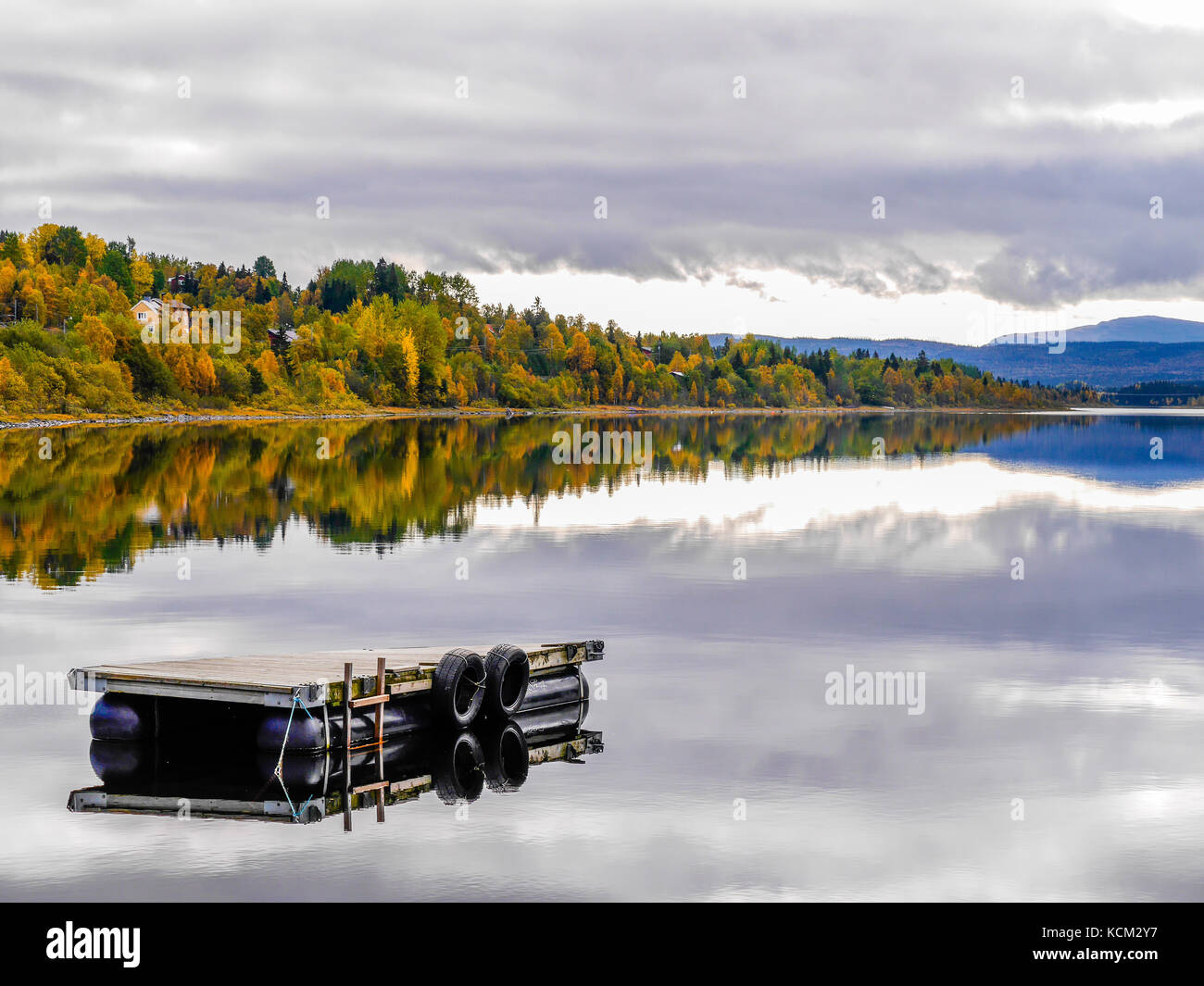 Lac Åresjön calme, Jämtland, Suède, Europe. Banque D'Images