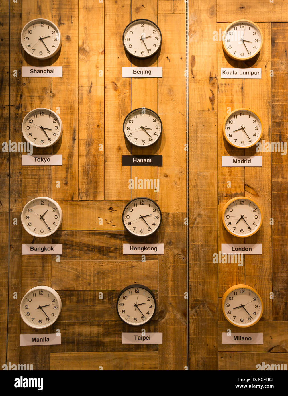 Horloges sur un mur avec time zone de différents pays Photo Stock - Alamy