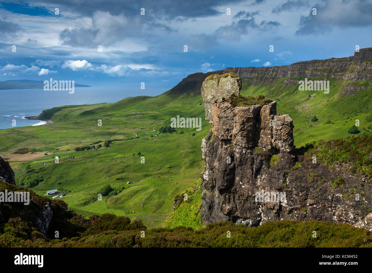 Les clifs sur le bord ouest du plateau Beinn Bhuidhe, du sommet de Bidean an Tighearna (le doigt de Dieu) , île d'Eigg, Ecosse, Royaume-Uni Banque D'Images