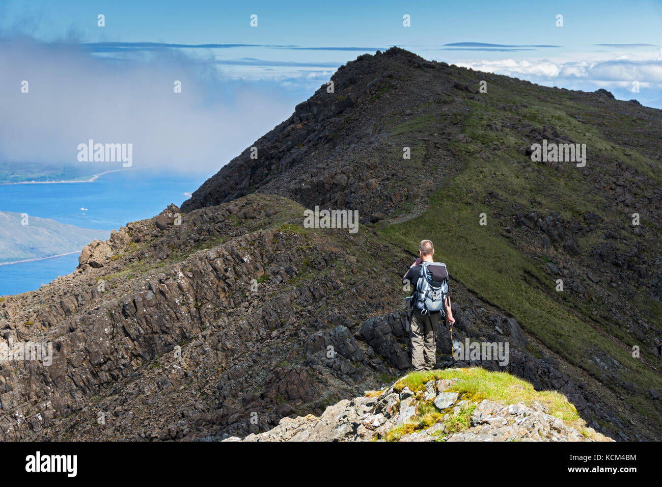 Un marcheur sur la crête du sommet de Bla Bheinn, allant du sommet du bas-est au sommet principal. Île de Skye, Écosse, Royaume-Uni. Banque D'Images