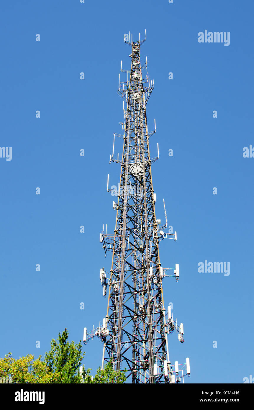 Tour de communications de téléphonie cellulaire avec plusieurs antennes contre ciel bleu clair. USA Banque D'Images