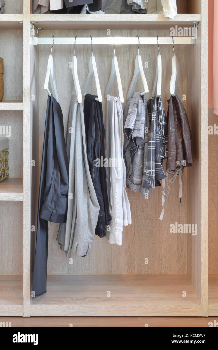 Penderie moderne avec rangée de pantalons en armoire en bois Photo Stock -  Alamy