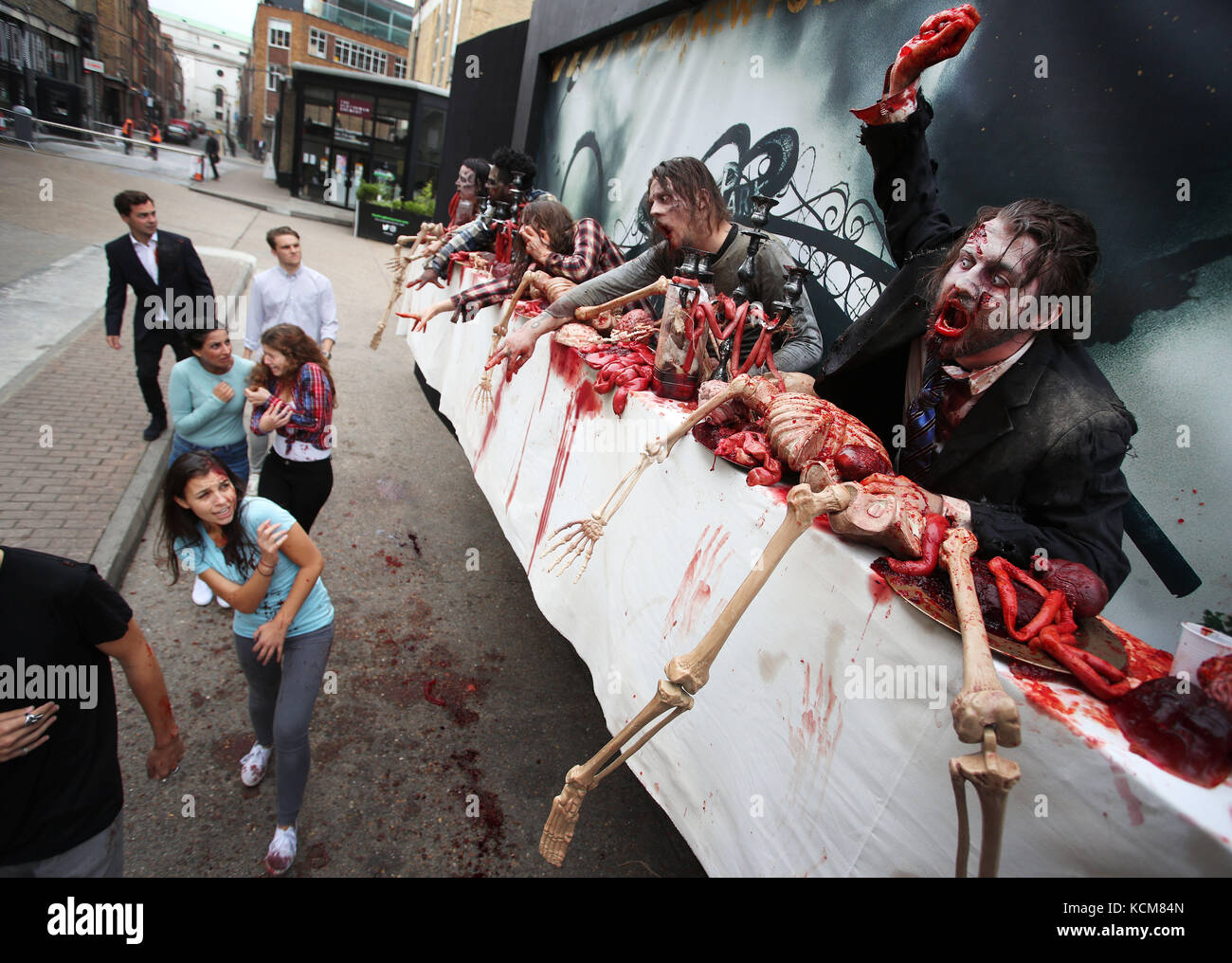 Des « Zombies » apparaissent sur un panneau publicitaire sanglant à Shoreditch, Londres, pour marquer l’arrivée de deux nouveaux labyrinthes The Walking Dead Scare au THORPE PARK Resort pour sa saison annuelle Fright Nights. Pour la première fois au Royaume-Uni, les nouvelles attractions basées sur la série télévisée à succès mondial, seront lancées au parc à thème Surrey le 29 septembre. Les deux nouveaux labyrinthes – The Walking Dead : Sanctum et The Walking Dead : Living Nightmare – seront dévoilés au THORPE PARK Resort pour ses Fright Nights annuelles et coïncident avec le lancement de la saison 8 de Walking Dead sur FOX en octobre et le 100e épisode. THORPE PARK Resort est à l'essai Banque D'Images