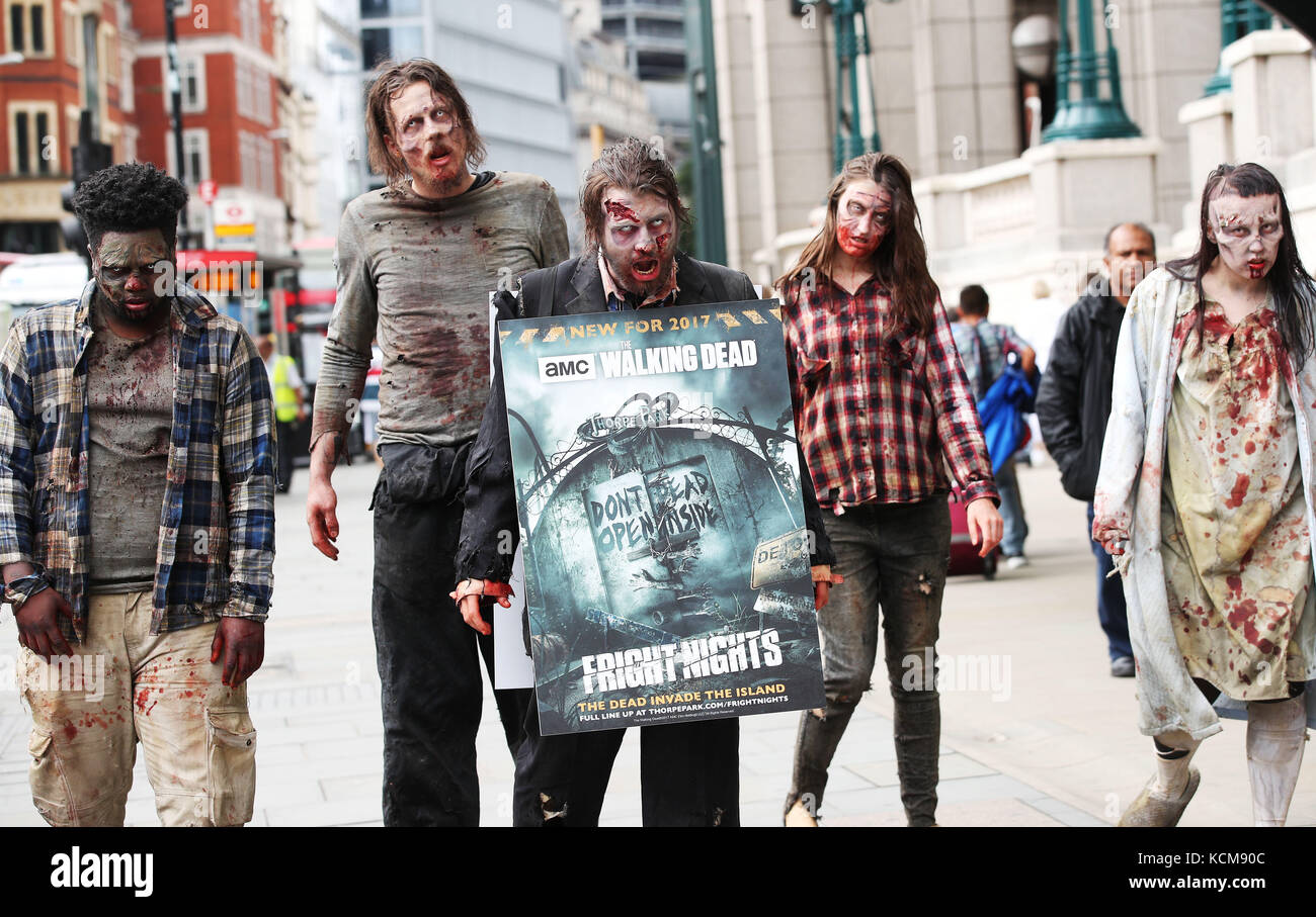 Des « Zombies » apparaissent sur un panneau publicitaire sanglant à Shoreditch, Londres, pour marquer l’arrivée de deux nouveaux labyrinthes The Walking Dead Scare au THORPE PARK Resort pour sa saison annuelle Fright Nights. Pour la première fois au Royaume-Uni, les nouvelles attractions basées sur la série télévisée à succès mondial, seront lancées au parc à thème Surrey le 29 septembre. Les deux nouveaux labyrinthes – The Walking Dead : Sanctum et The Walking Dead : Living Nightmare – seront dévoilés au THORPE PARK Resort pour ses Fright Nights annuelles et coïncident avec le lancement de la saison 8 de Walking Dead sur FOX en octobre et le 100e épisode. THORPE PARK Resort est à l'essai Banque D'Images