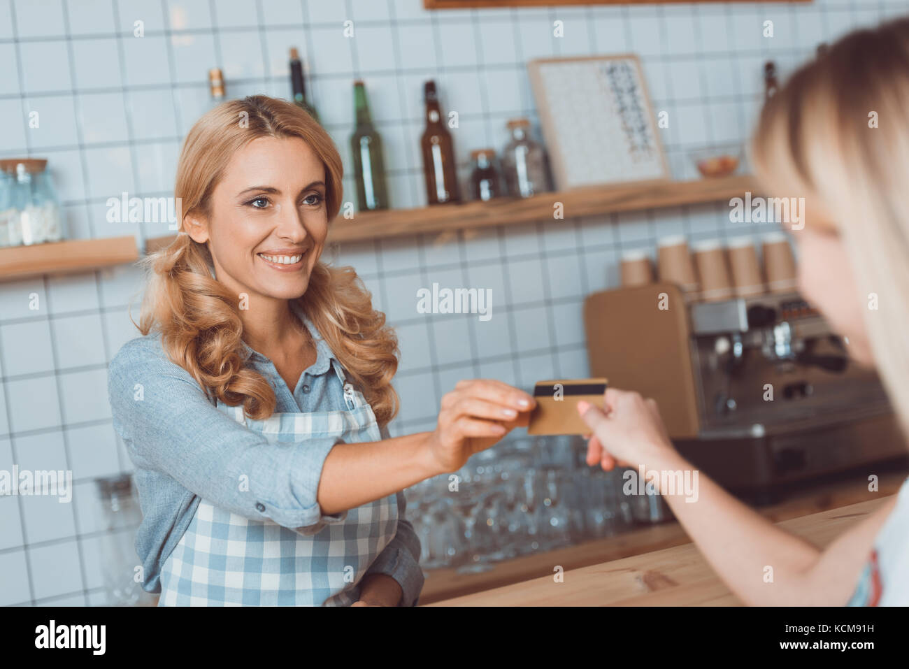 Paiement avec carte de crédit au cafe Banque D'Images