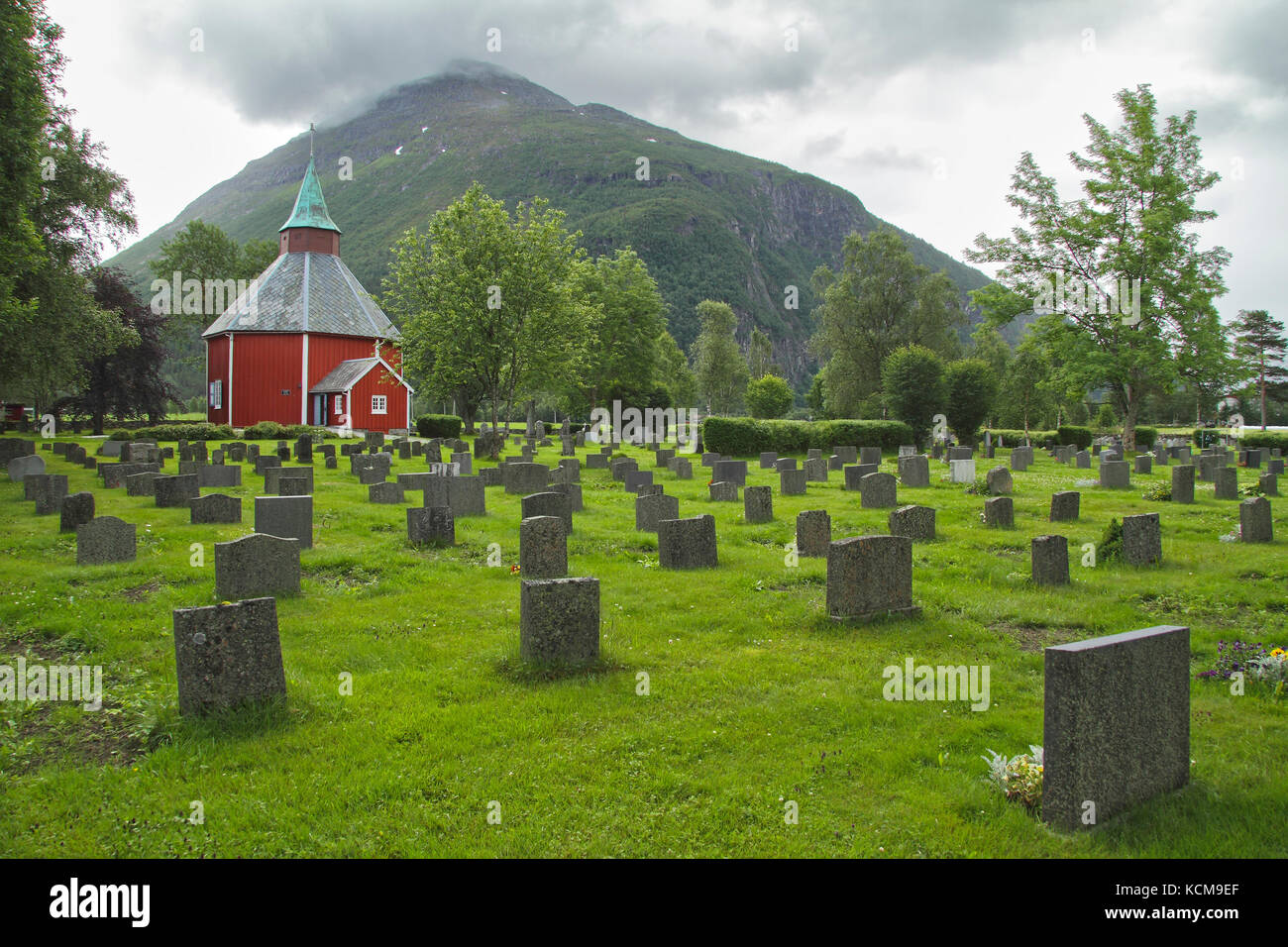 Cimetière et église rouge en Norvège Banque D'Images