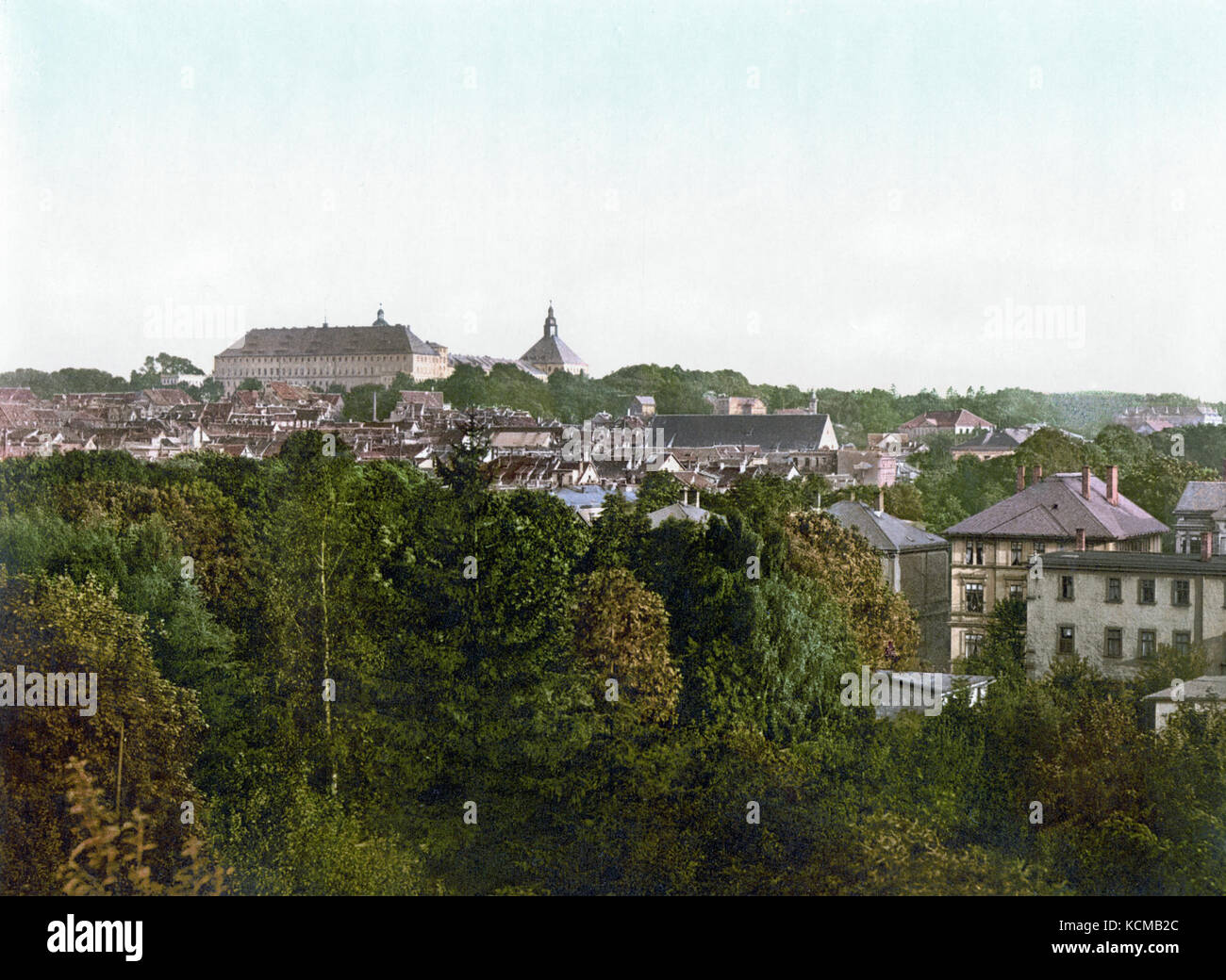 Une photographie historique de Gotha, en Allemagne, prise vers 1900, montrant la ville et son célèbre château. Cette image donne un aperçu de l'architecture et du paysage de l'époque. Banque D'Images