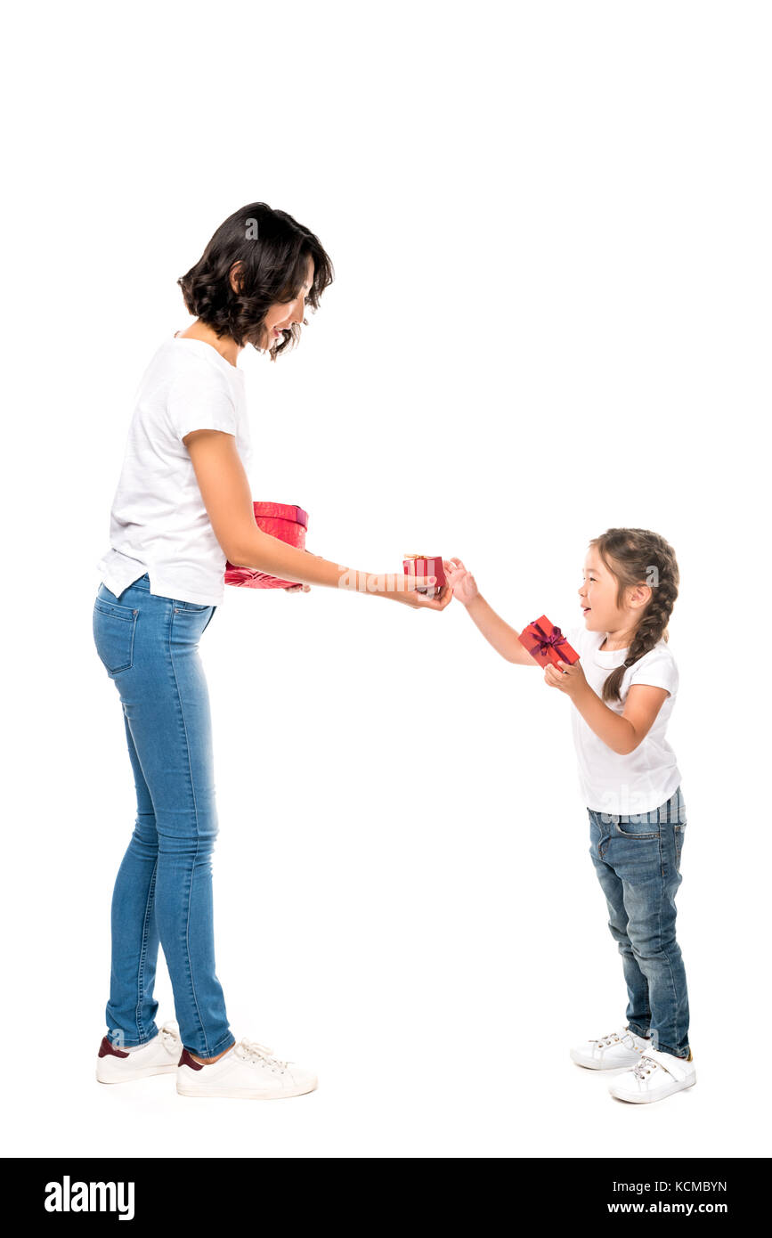 Mère et fille avec les coffrets cadeaux Banque D'Images