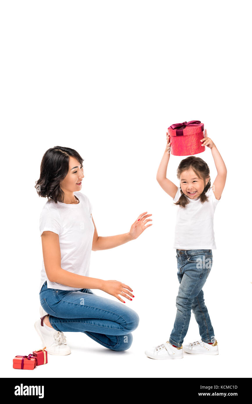 Mère et fille avec les coffrets cadeaux Banque D'Images