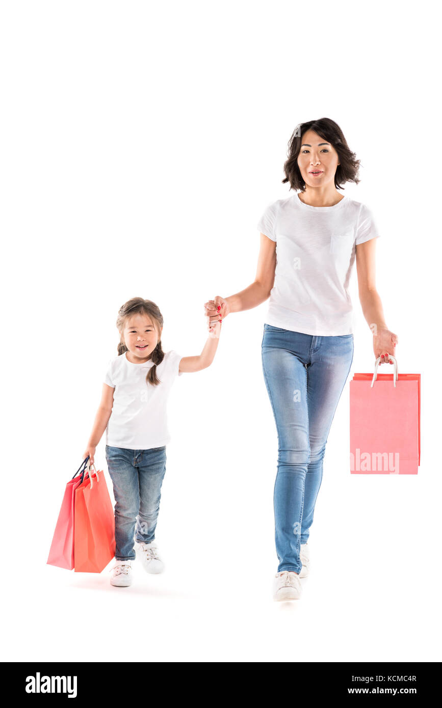 Mère et fille with shopping bags Banque D'Images