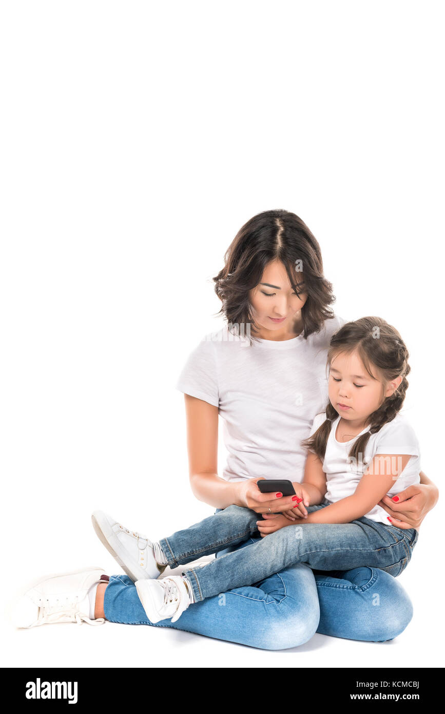 Mère et fille using smartphone Banque D'Images