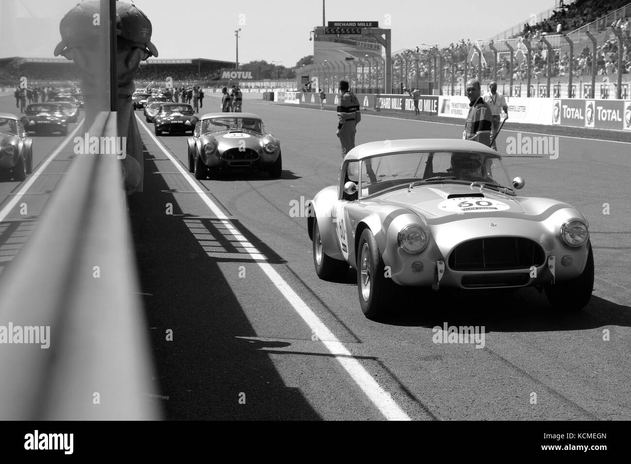 LE MANS, FRANCE, 10 juillet 2016 : Traditionnel Le Mans commencer durant Le Mans Classic sur le circuit des 24 heures. Aucun autre événement dans le monde assemblage Banque D'Images