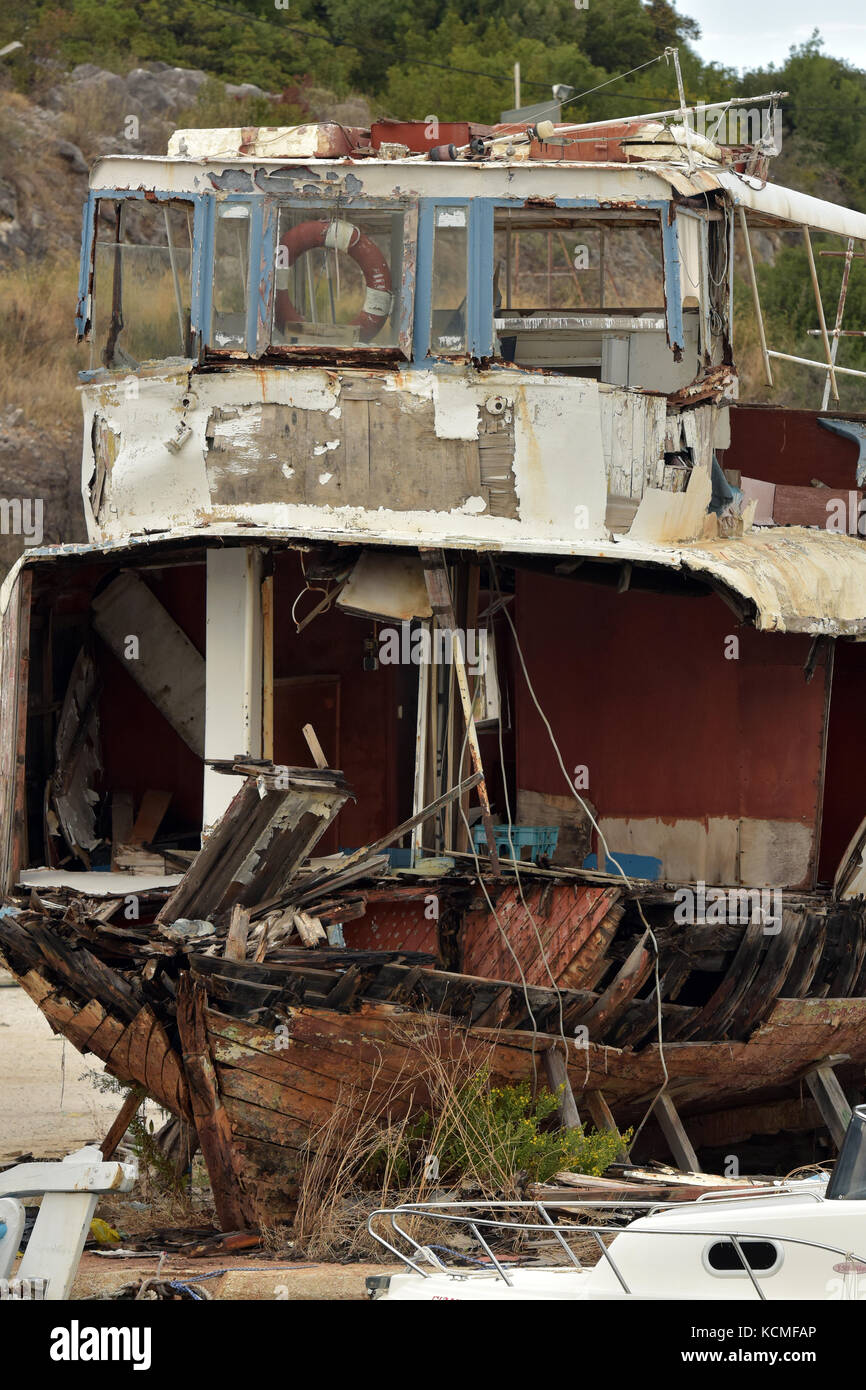 La carcasse d'un vieux bateau ou navire laissés à pourrir dans un port près de kassiopi sur corfou. vieux navire abandonné et oublié. négligé des bateaux. Banque D'Images