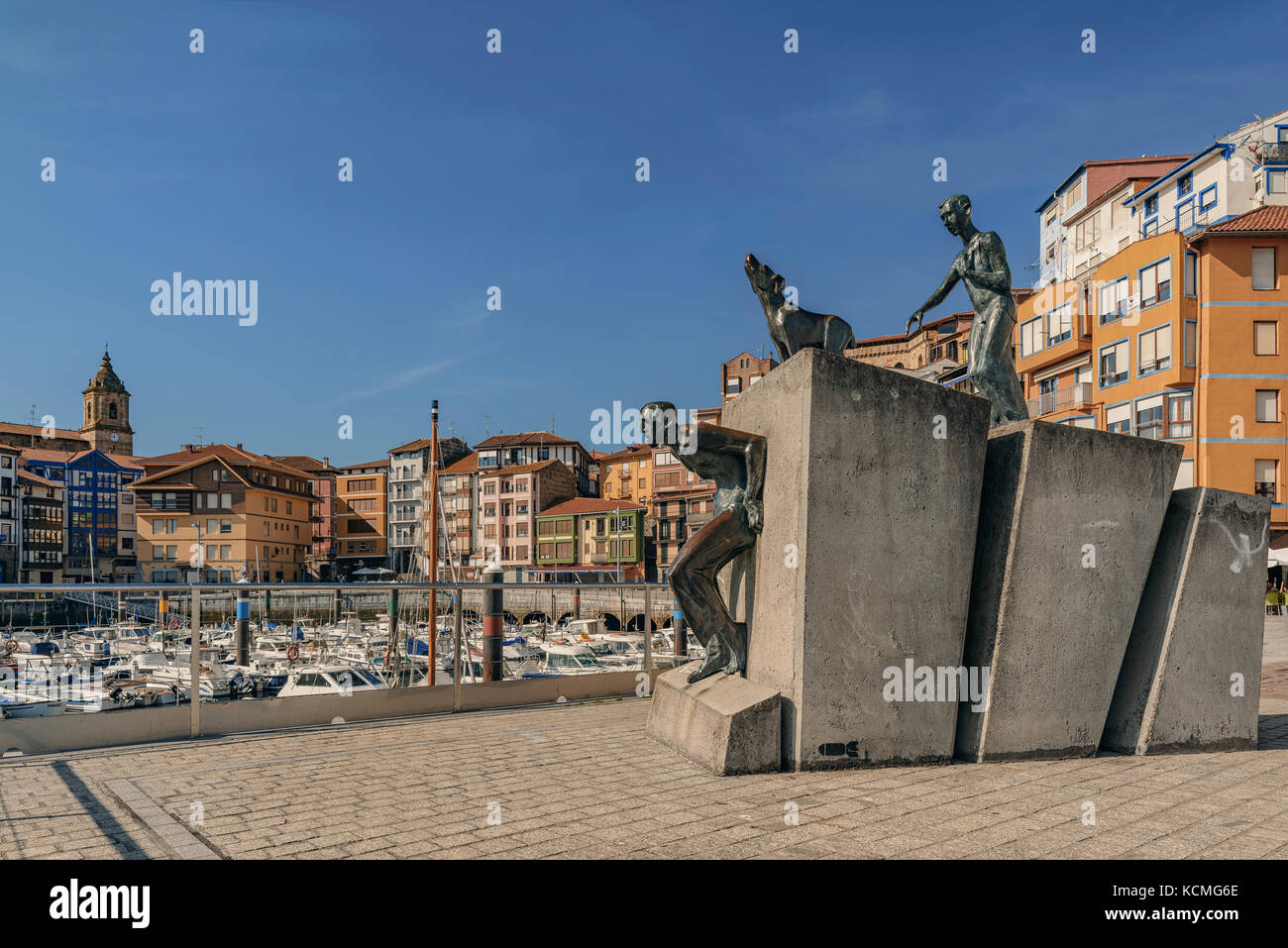 La dernière vague, le dernier souffle représente l'image d'un naufrage, avec un jeune homme et un chien par Enrique zubia en Bermeo Pays Basque Espagne Banque D'Images
