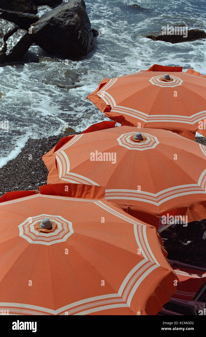 Parasols Parasols De Plage Proche De La Mer L Heure D Ete Parasol Argent Image C Frederic Beaumont Photo Stock Alamy