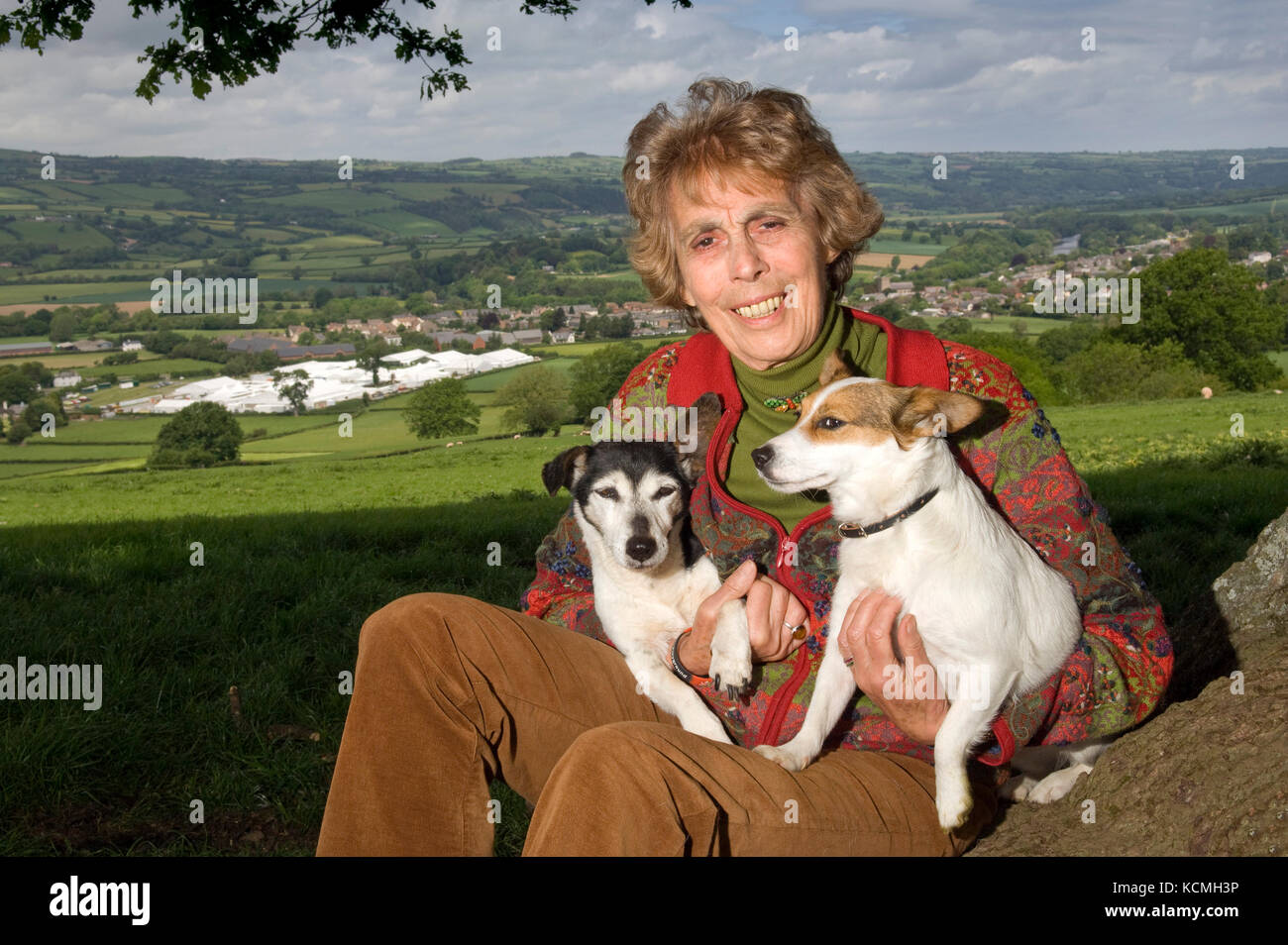 Revel Guest, cinéaste, auteur, journaliste et président de l'Hay Festival (site vu derrière quelques photos) Banque D'Images