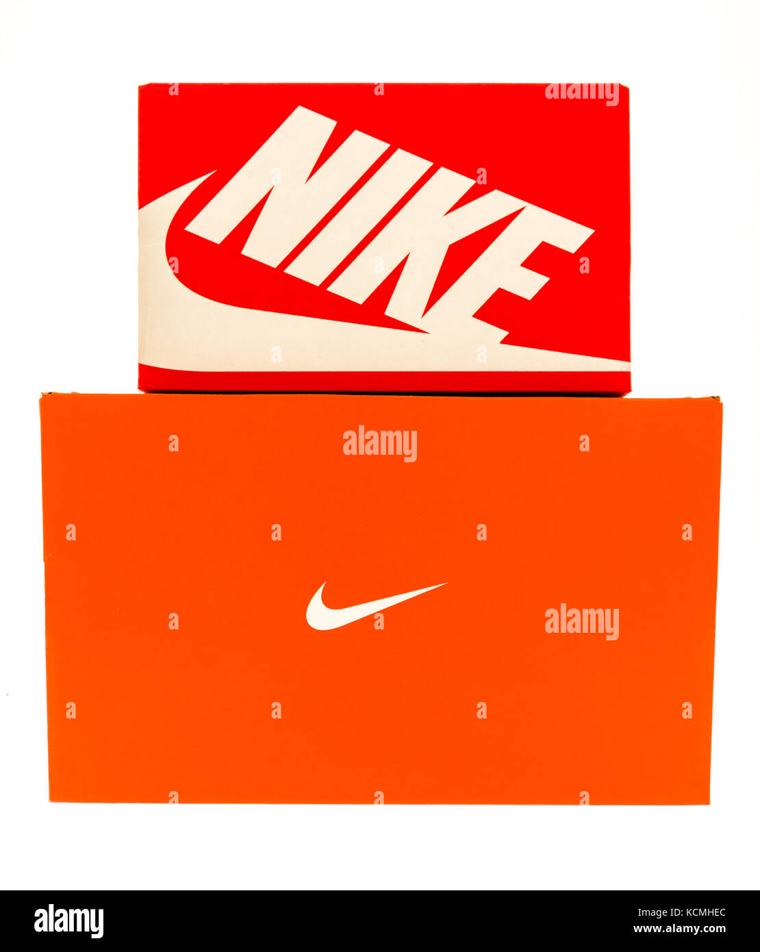 Winneconne, WI - 1 octobre 2017 : une paire de boîtes à chaussures Nike avec différents modèles sur un arrière-plan isolé. Banque D'Images