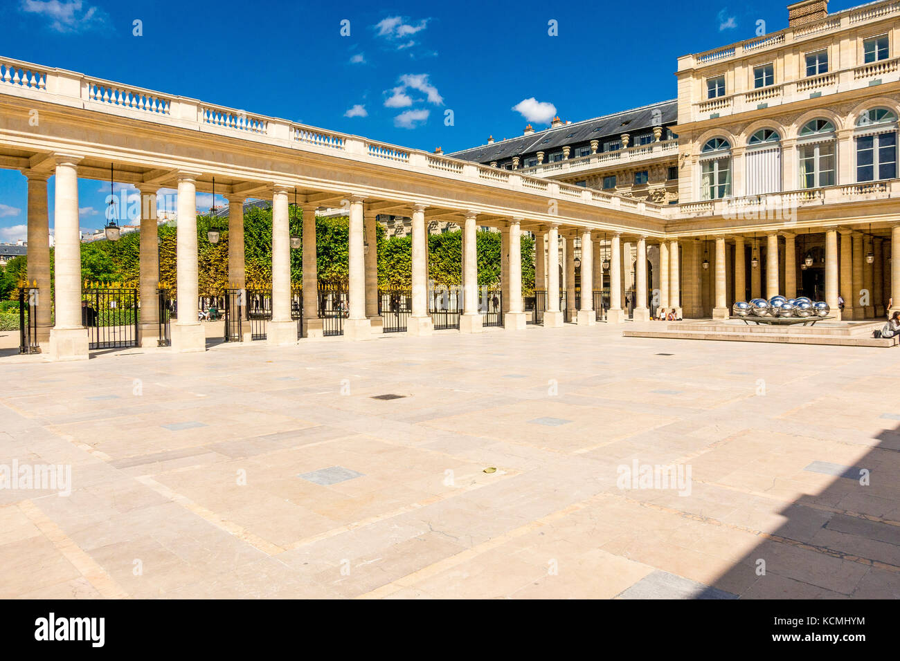 La cour Cour d'honneur du Palais Royal contient deux fontaines à boule argentée du sculpteur belge Pol Bury. Paris, France Banque D'Images