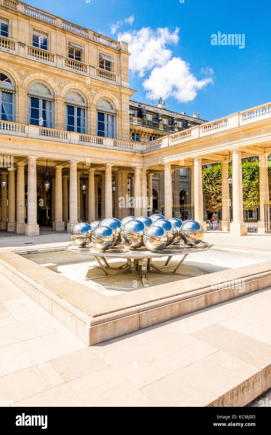 La cour Cour d'honneur du Palais Royal contient deux fontaines à boule argentée du sculpteur belge Pol Bury. Paris, France Banque D'Images