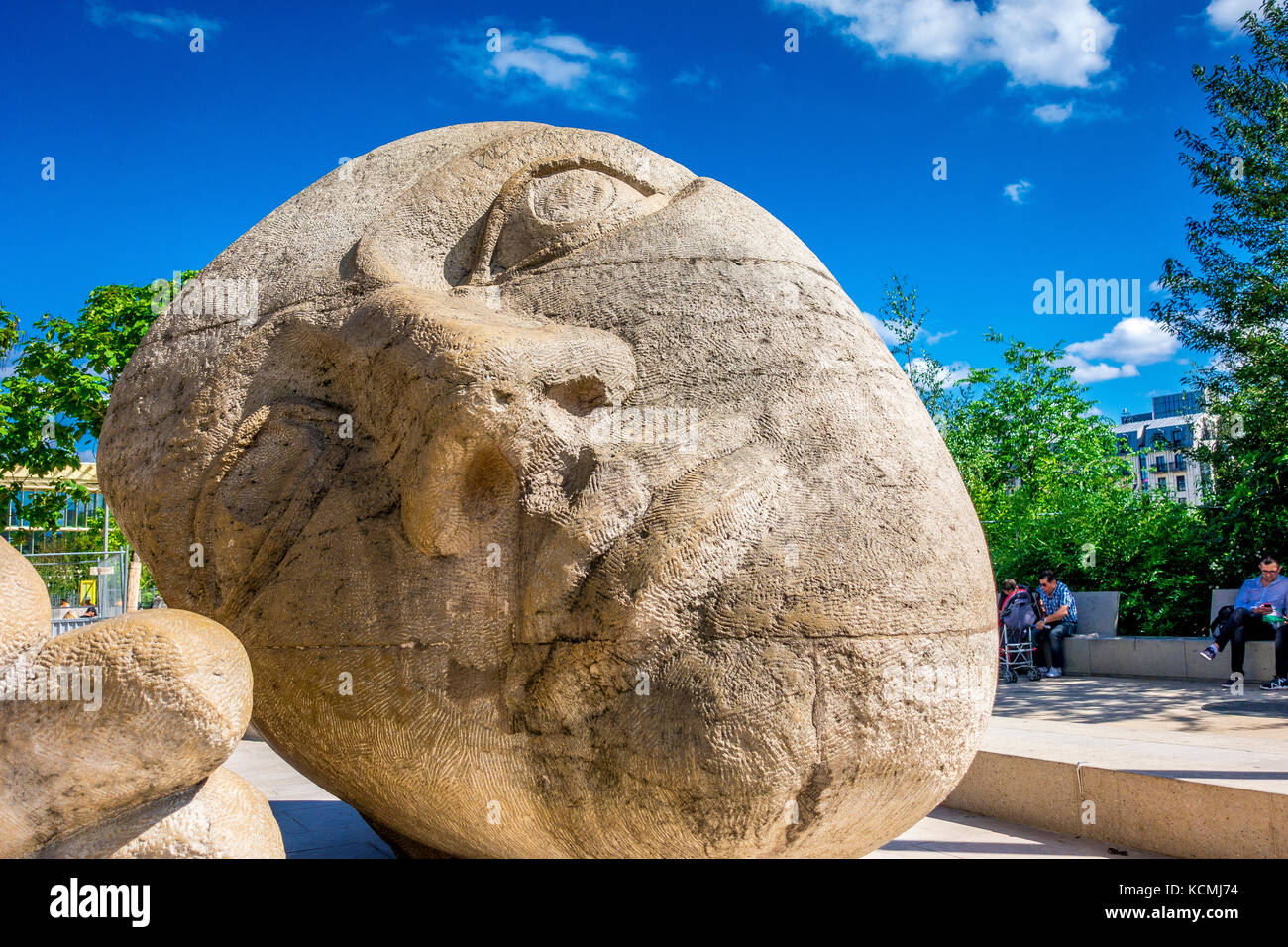 L'itinéraire est une sculpture de l'artiste français Henri de Miller à Paris. C'est une tête de pierre géante avec une main pidée devant l'église de St-Eustache. Banque D'Images