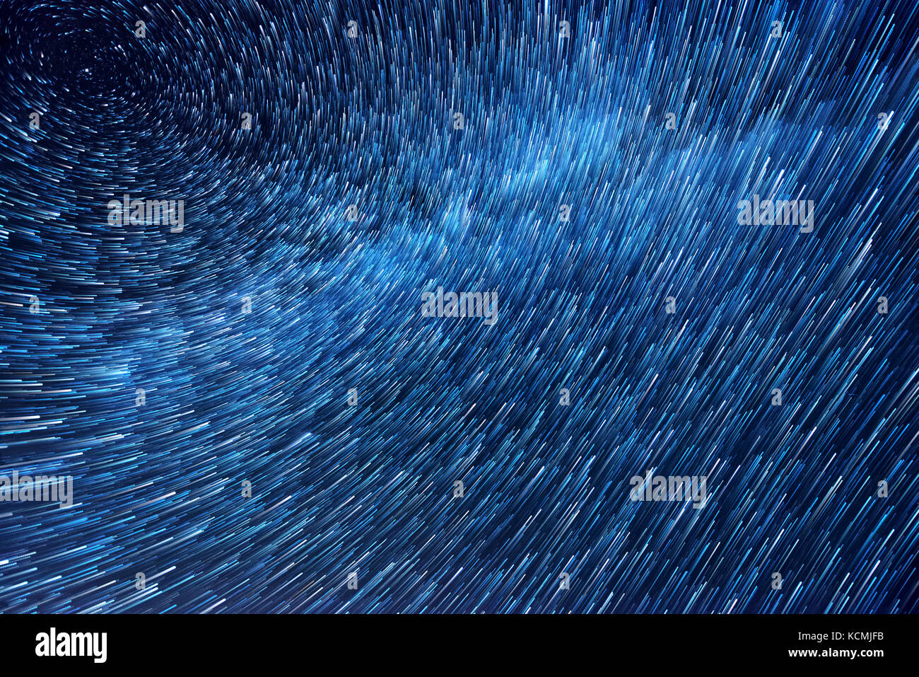Voie lactée étoiles court sentiers autour de North Star mettant en évidence la rotation de la terre Banque D'Images