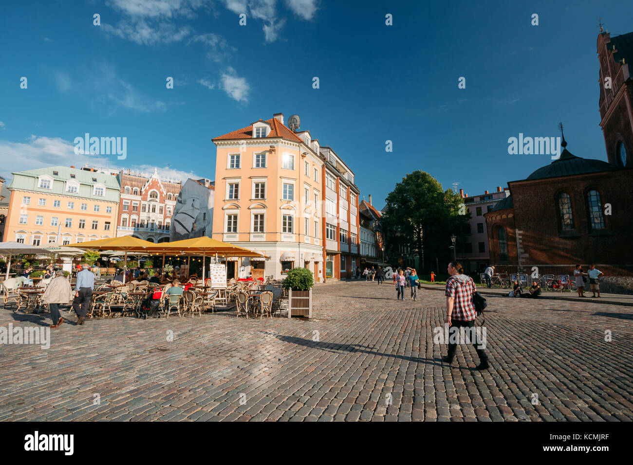 Riga, Lettonie - 1 juillet 2016 : les gens se reposant dans street cafe restaurant dans la vieille ville de façades de vieille architecture et bâtiments près de la place du dôme à Sun Banque D'Images