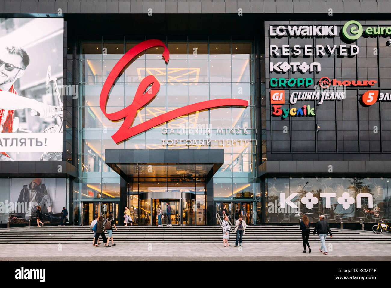 Minsk, Belarus - 28 juin 2017 : les gens autour de minsk galleria est l'un des plus grands centres commerciaux et de divertissement au Bélarus à pobediteley Banque D'Images