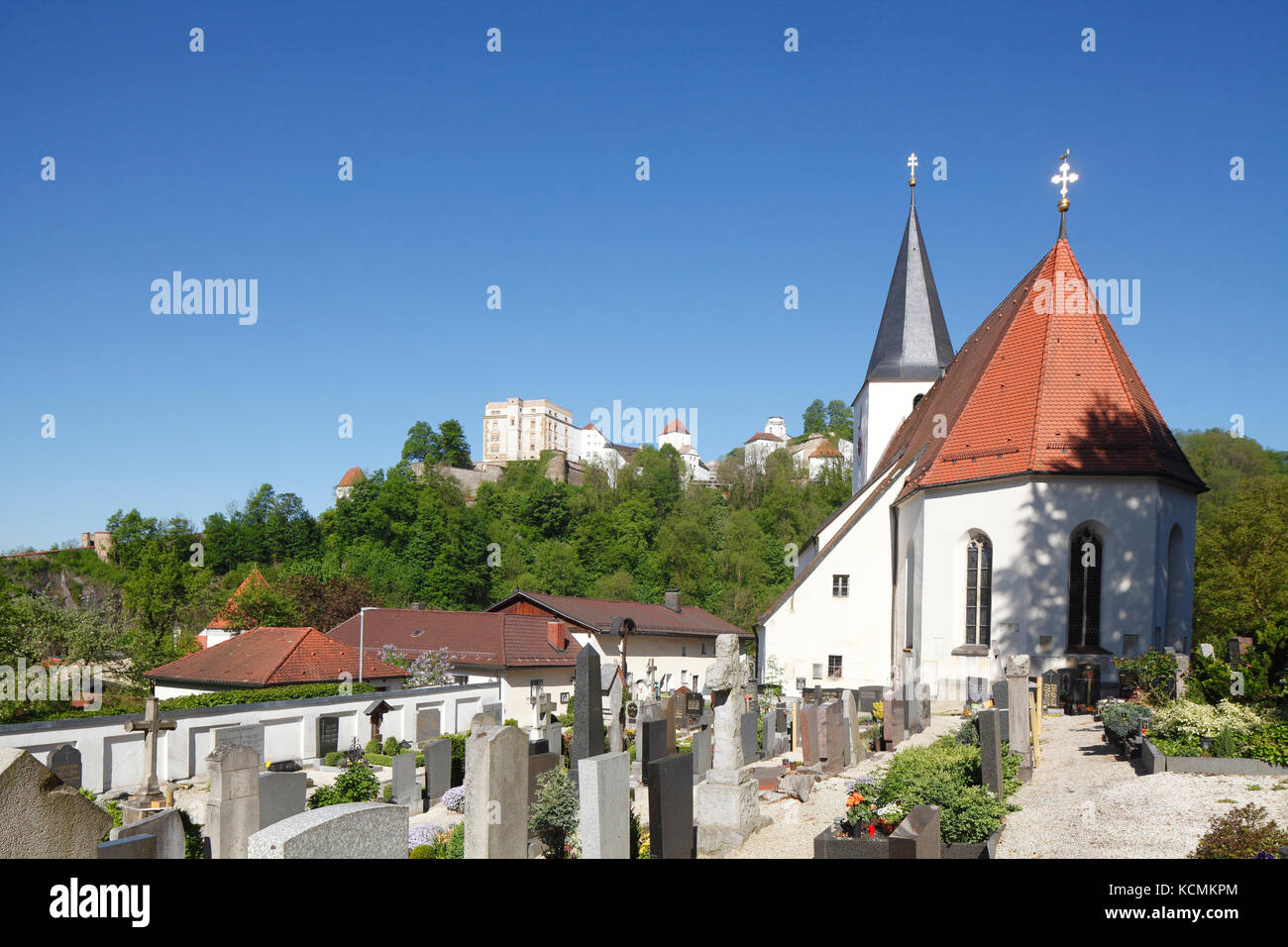 Eglise Saint-Severin et Fortres Oberhaus , Passau, Bavière, Allemagne, Europe I Kirche St. Severin, Friedhof, Veste Oberhaus, Passau, Niederbayern, Baye Banque D'Images