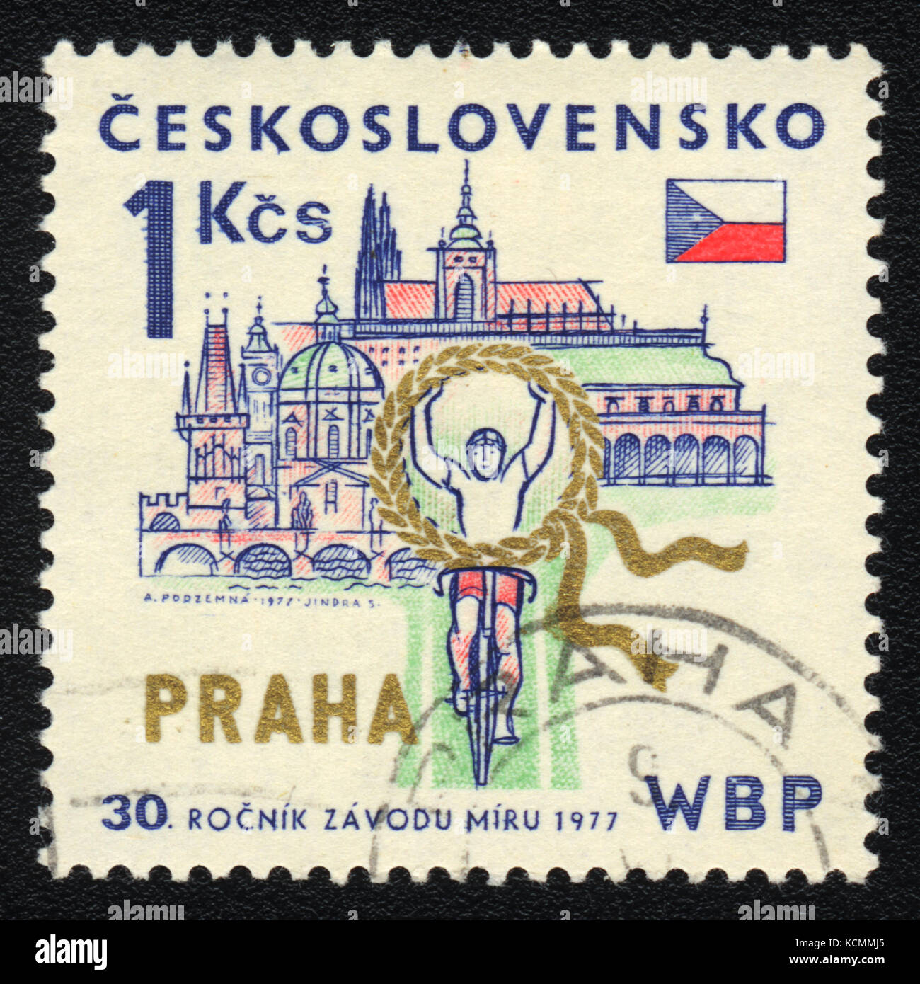 Un timbre-poste imprimé en TCHÉCOSLOVAQUIE montre des courses de vélo à Prague, vers 1977 Banque D'Images