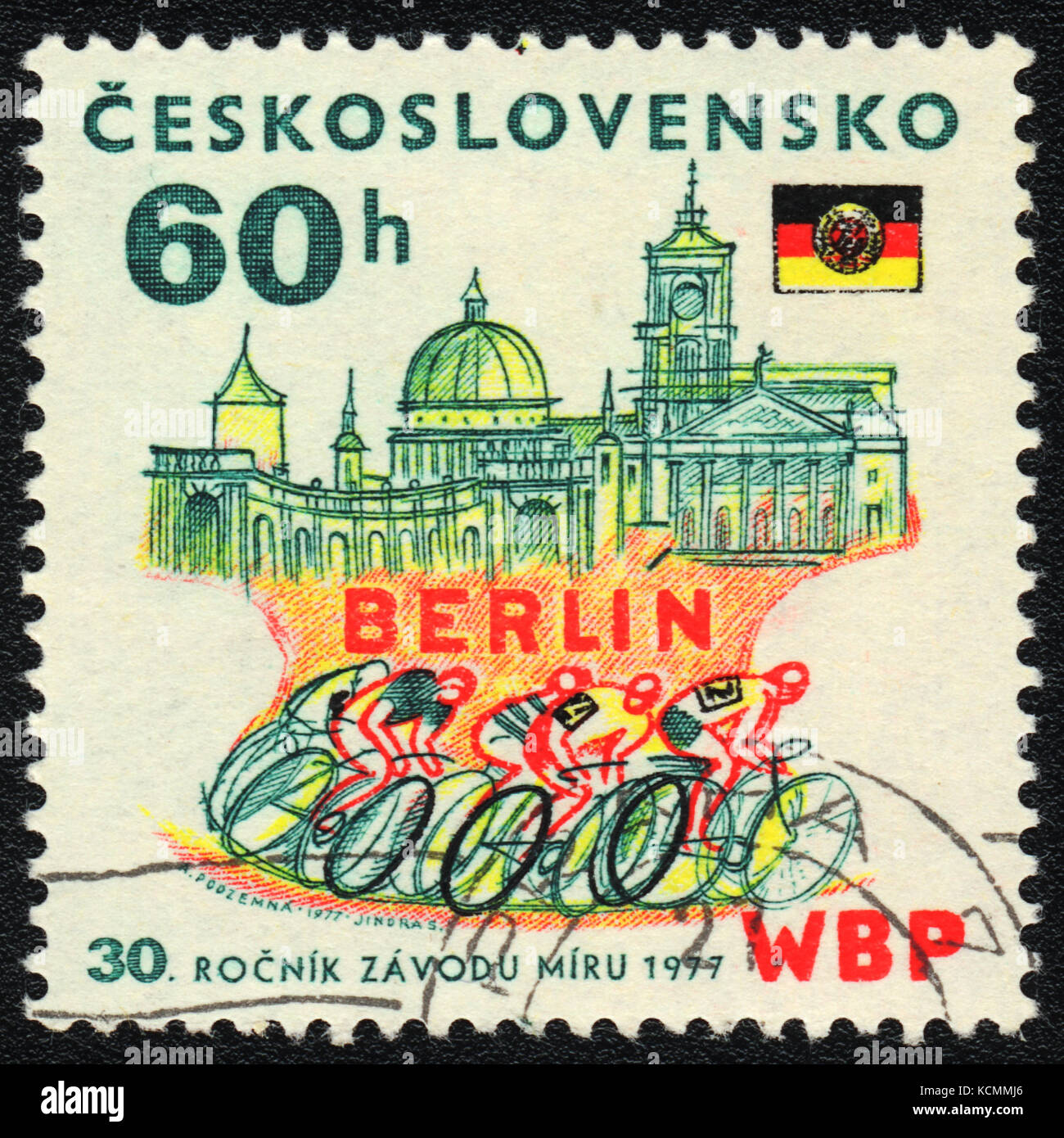 Un timbre-poste imprimé en TCHÉCOSLOVAQUIE montre des courses de vélo à Berlin, vers 1977 Banque D'Images