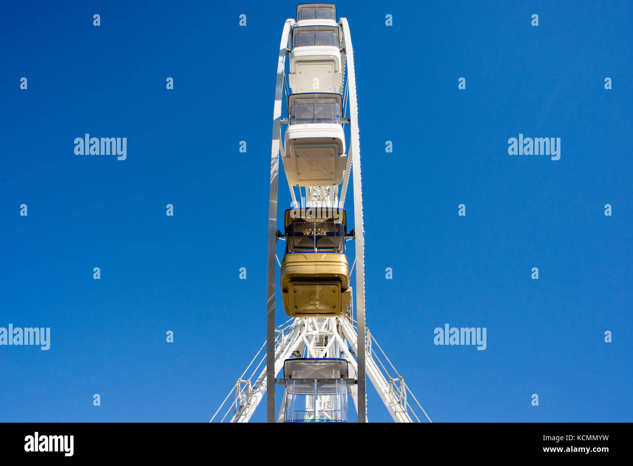 Une grande roue blanche avec cabines vue d'en bas contre le ciel bleu Banque D'Images