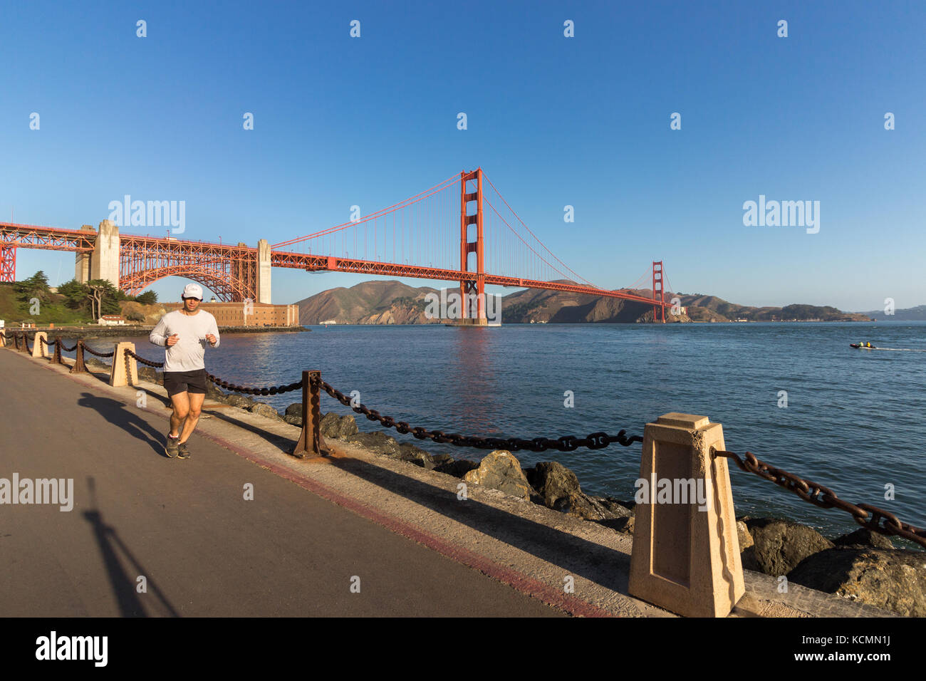 San Francisco, Californie, États-Unis - 15 septembre 2017 : un homme fait du jogging sur la route Marine Dr, le Golden Gate Bridge en arrière-plan. Banque D'Images
