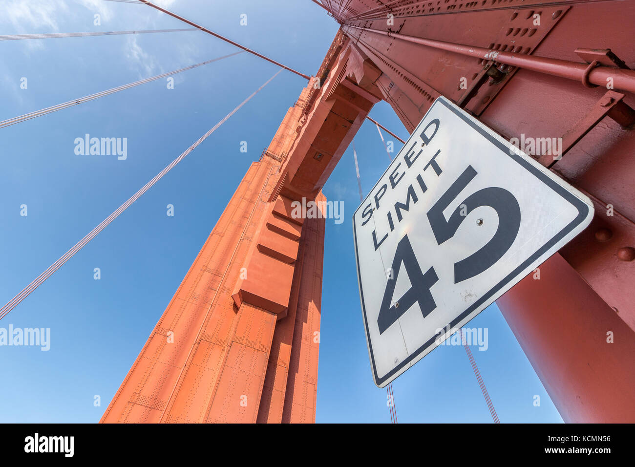Vue de dessous de la golden gate bridge structure avec le signe de la limite de vitesse à 45 miles de près. Banque D'Images