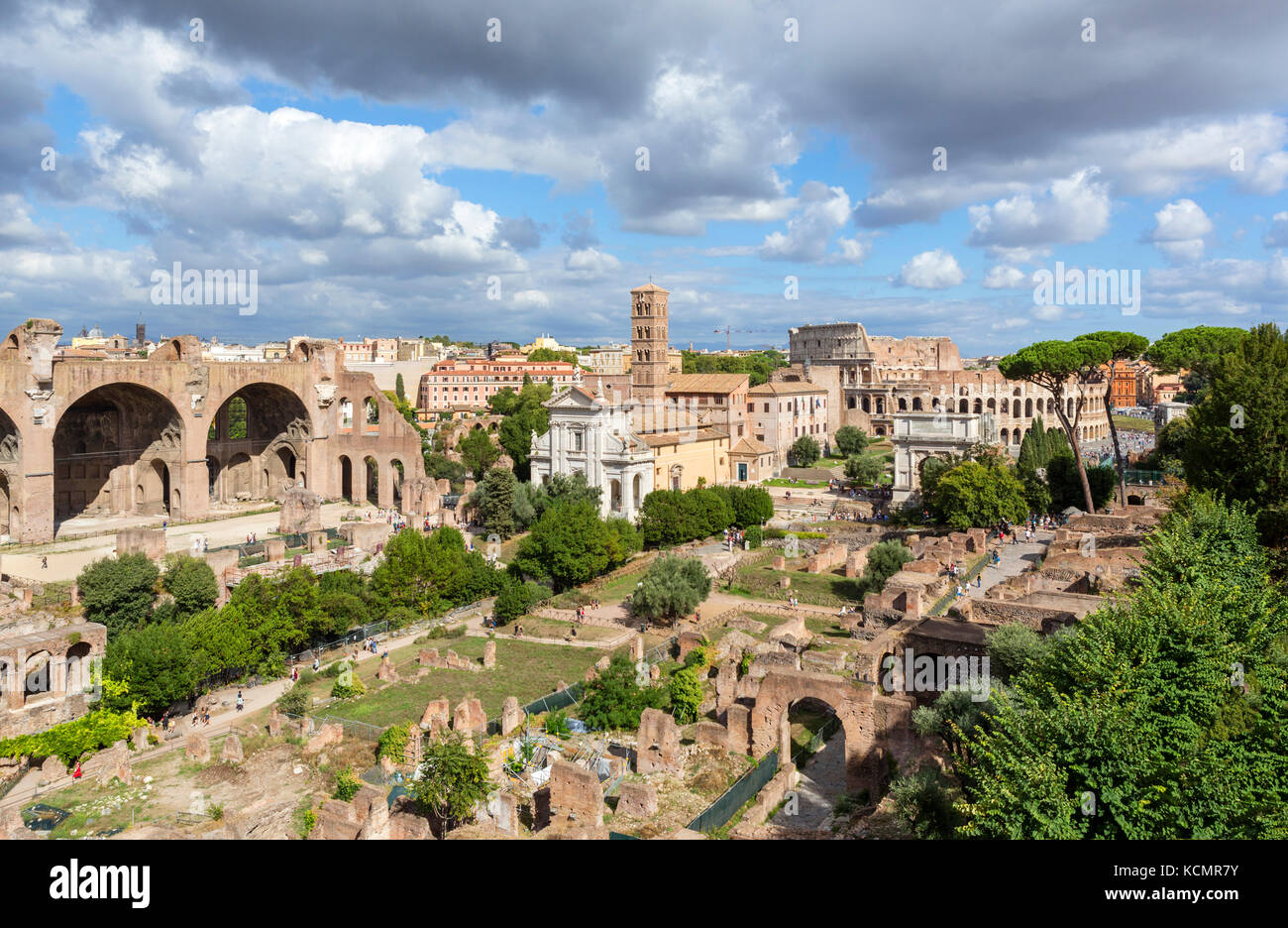 Rome, Forum. Vue depuis la colline du Palatin sur les anciennes ruines du Forum Romain (Foro Romano) vers le Colisée (Rome), Rome, Italie Banque D'Images