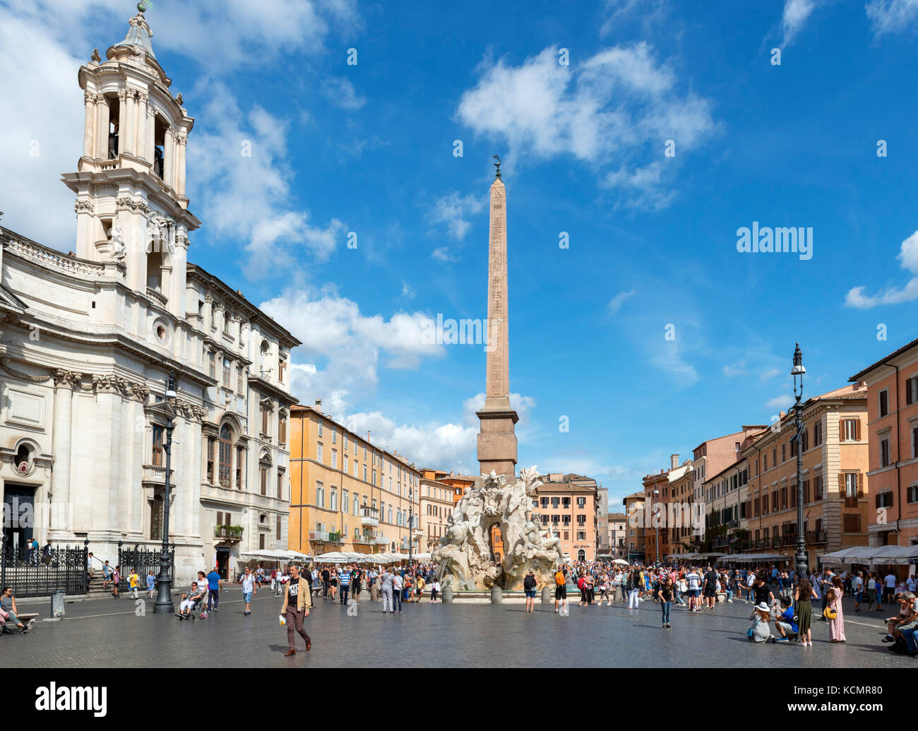 Piazza Navona en regardant vers la Fontana dei Quattro Fiumi, Rome, Italie Banque D'Images