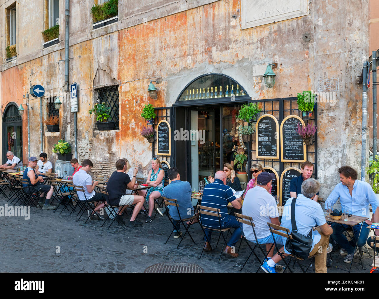 Café avec terrasse sur la Piazza dei Coronari dans le centre historique, Rome, Italie Banque D'Images