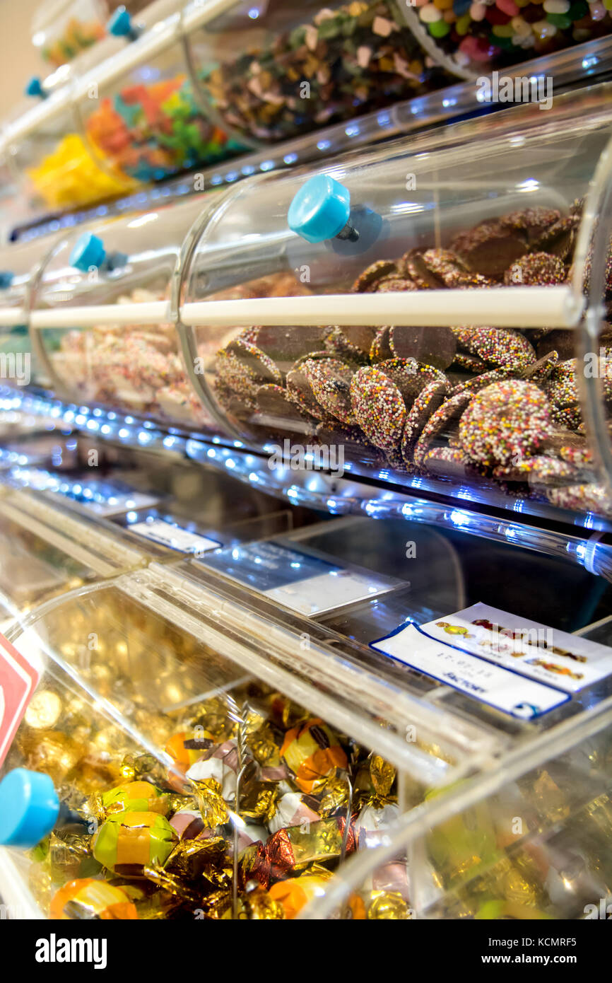 Offrir des bonbons dans des boîtes transparentes dans le magasin. casiers plein de bonbons. Banque D'Images